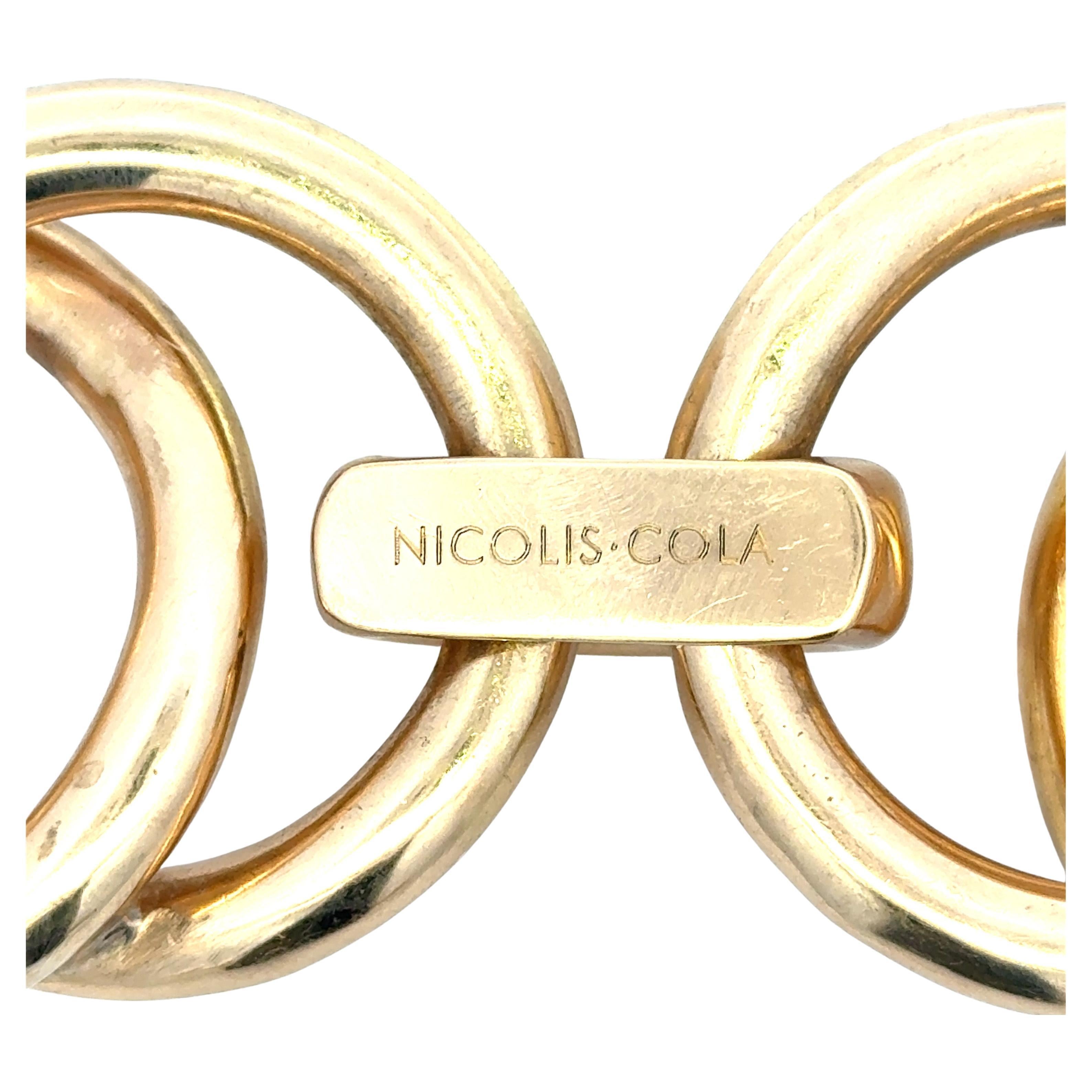 Signé Nicolis Cola, ce bracelet surdimensionné à maillons ronds imbriqués pèse 126,7 grammes en or jaune 18 carats. C'est un bracelet magnifique en personne ! Très audacieux !

Ce bracelet convient à un très petit poignet, pas au poignet moyen de 7