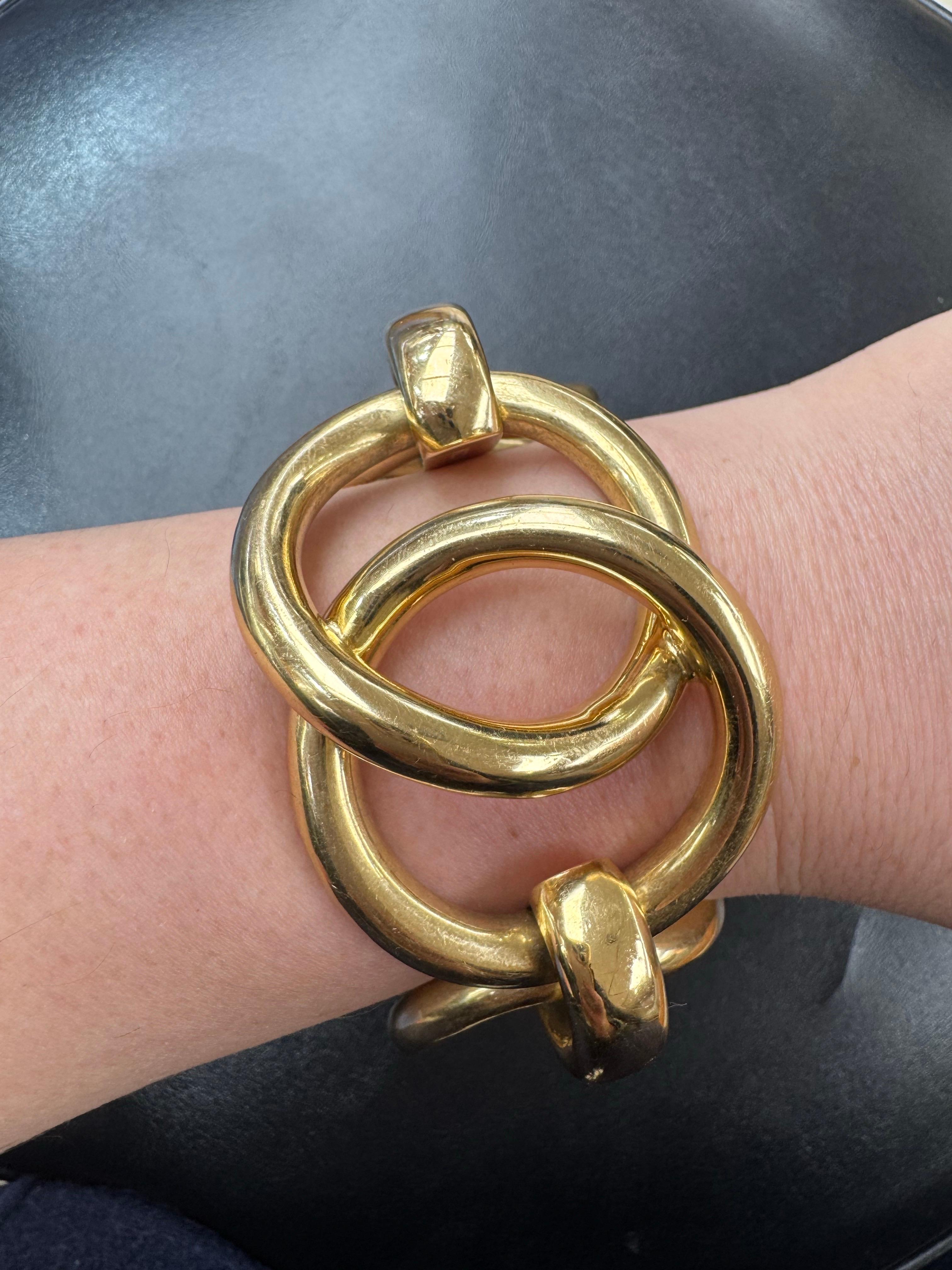 Nicolis Cola, grand bracelet à maillons ronds imbriqués en or jaune 18 carats 126,7 grammes Excellent état - En vente à New York, NY