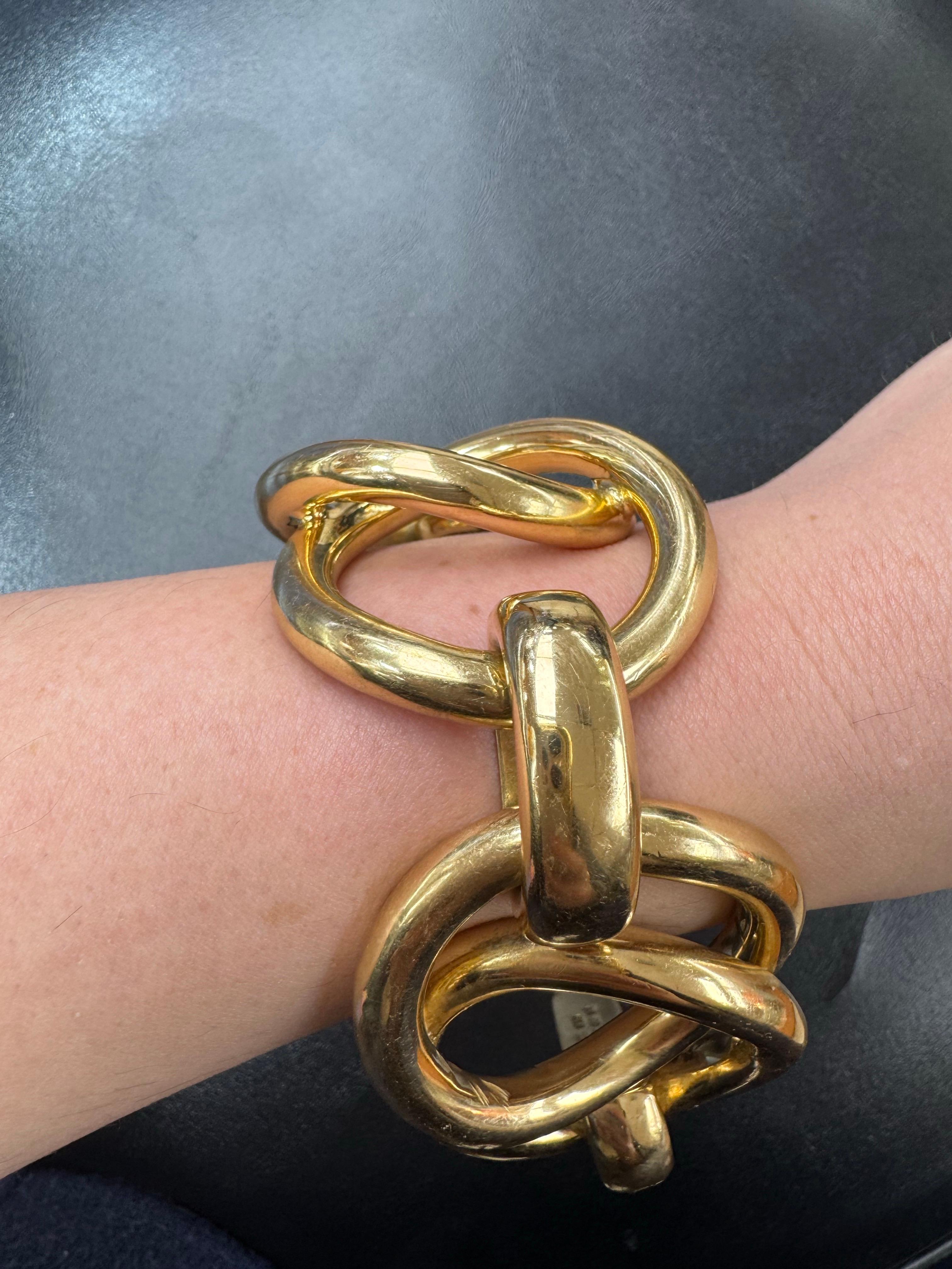 Nicolis Cola, grand bracelet à maillons ronds imbriqués en or jaune 18 carats 126,7 grammes Unisexe en vente