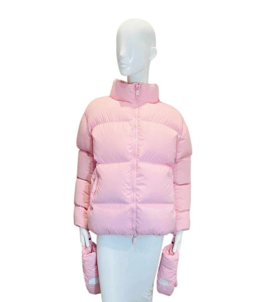 Nicopanda Uptown Puffer Jacket With Mittens
Veste en duvet et plumes de couleur rose pâle.
Il est doté d'un col roulé avec des détails de marque au dos.
Moufles assorties avec logo blanc brodé.
Fermeture centrale zippée et poches latérales.
Taille -