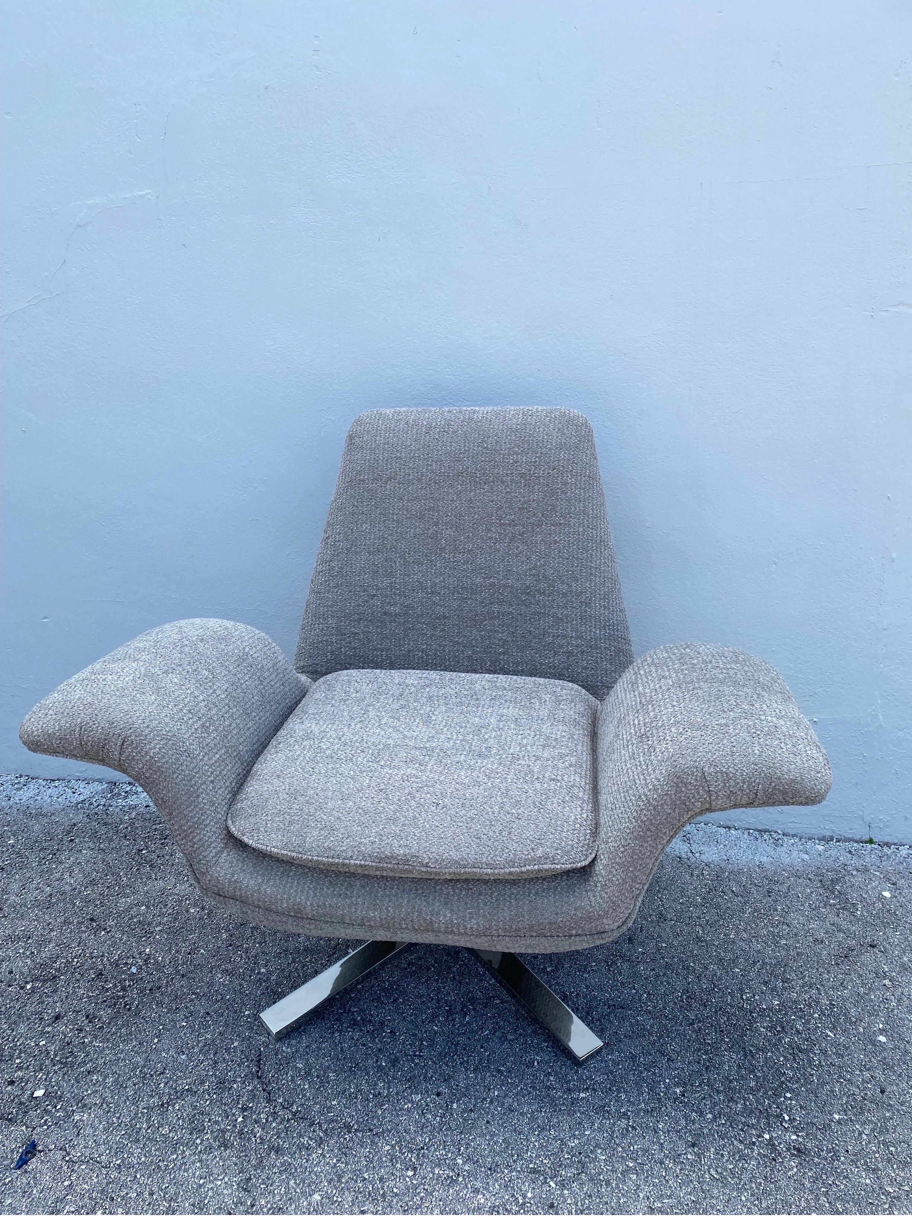 Mid-Century Modern Nicos Zographos Attributed Swivel Winged Armchair For Sale