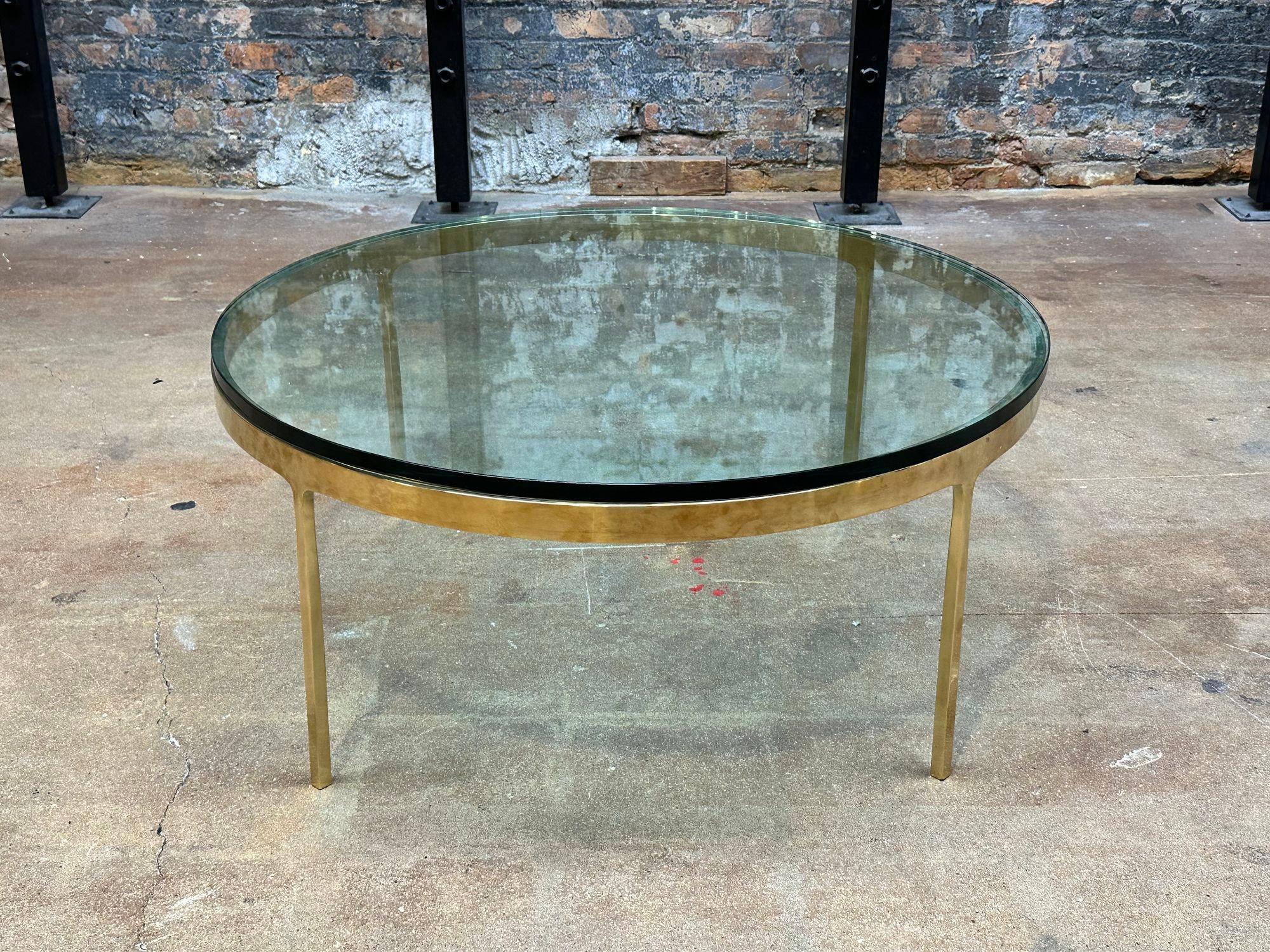 Table basse en laiton et verre de Nicos Zographos, 1970. Original et en très bon état. Le verre présente une teinte verte.
Mesure 36,25