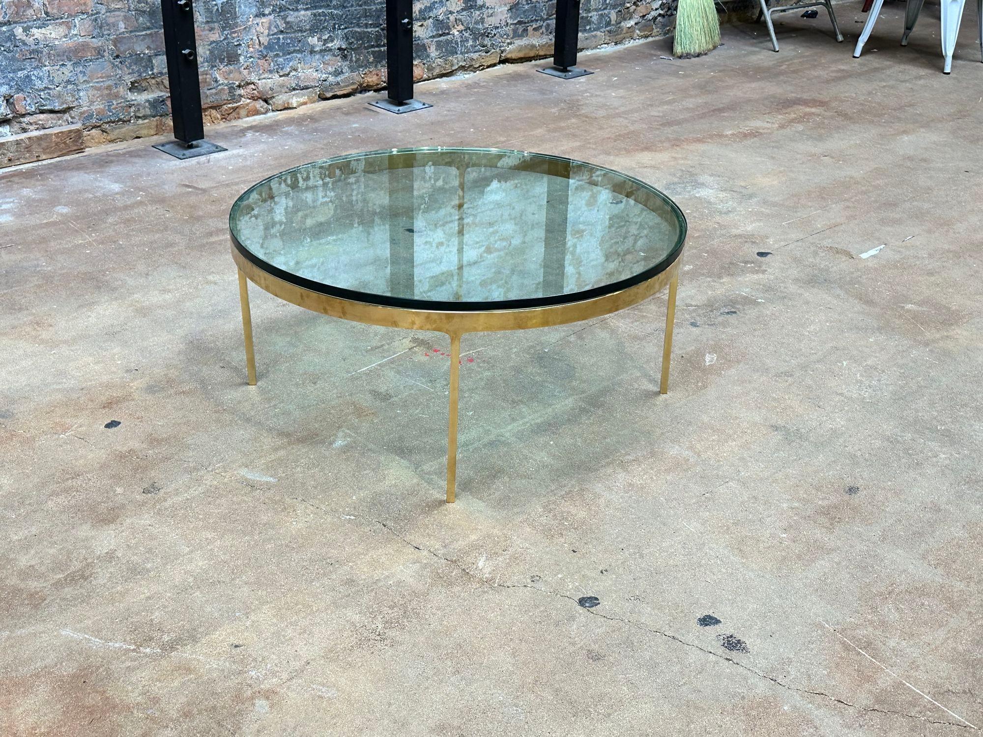Table basse en laiton et verre Nicos Zographos, 1970 Bon état - En vente à Chicago, IL