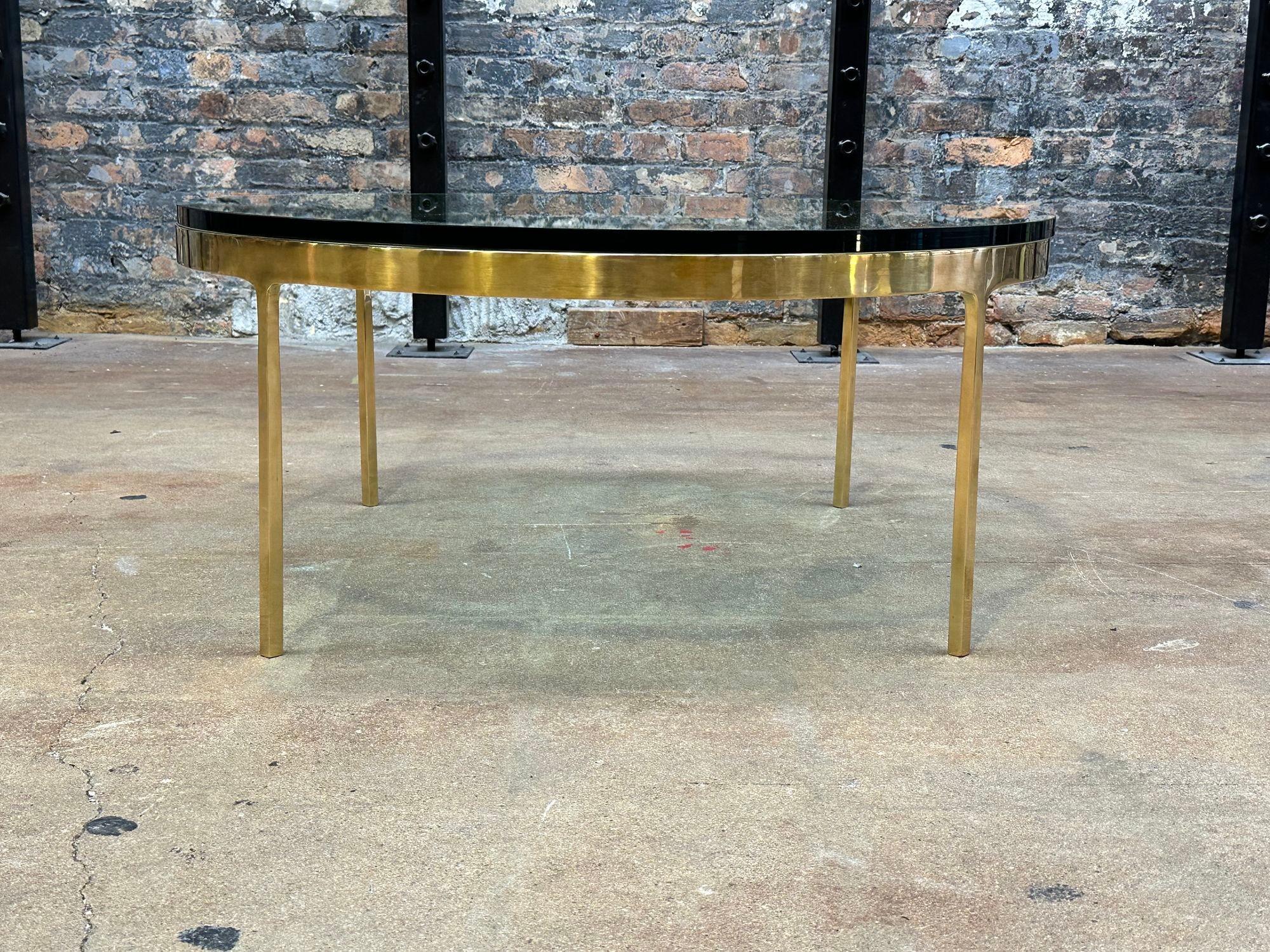 Laiton Table basse en laiton et verre Nicos Zographos, 1970 en vente