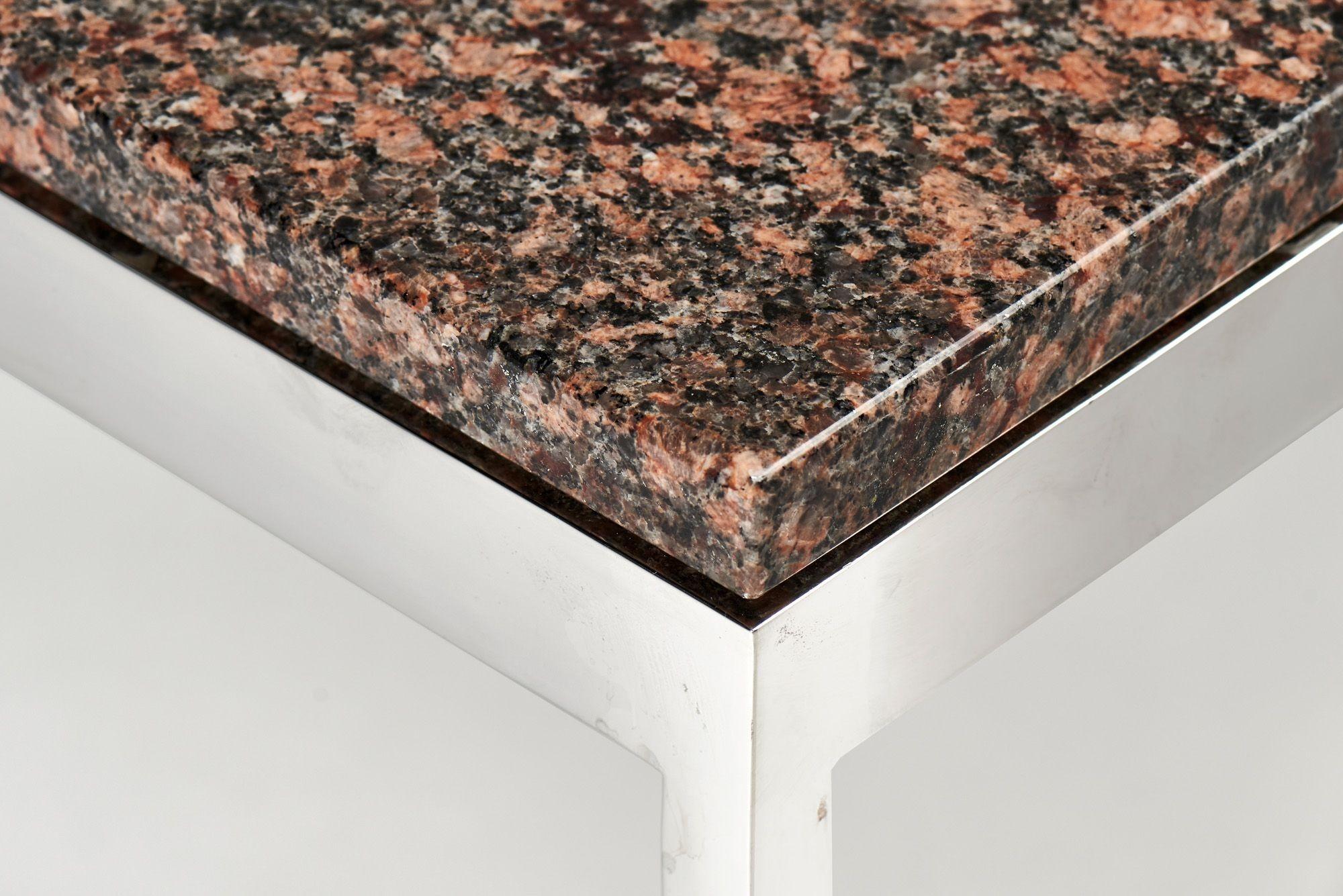 Nicos Zographos Couchtisch aus braunem Granit und Edelstahl, 1970 im Zustand „Gut“ im Angebot in Chicago, IL