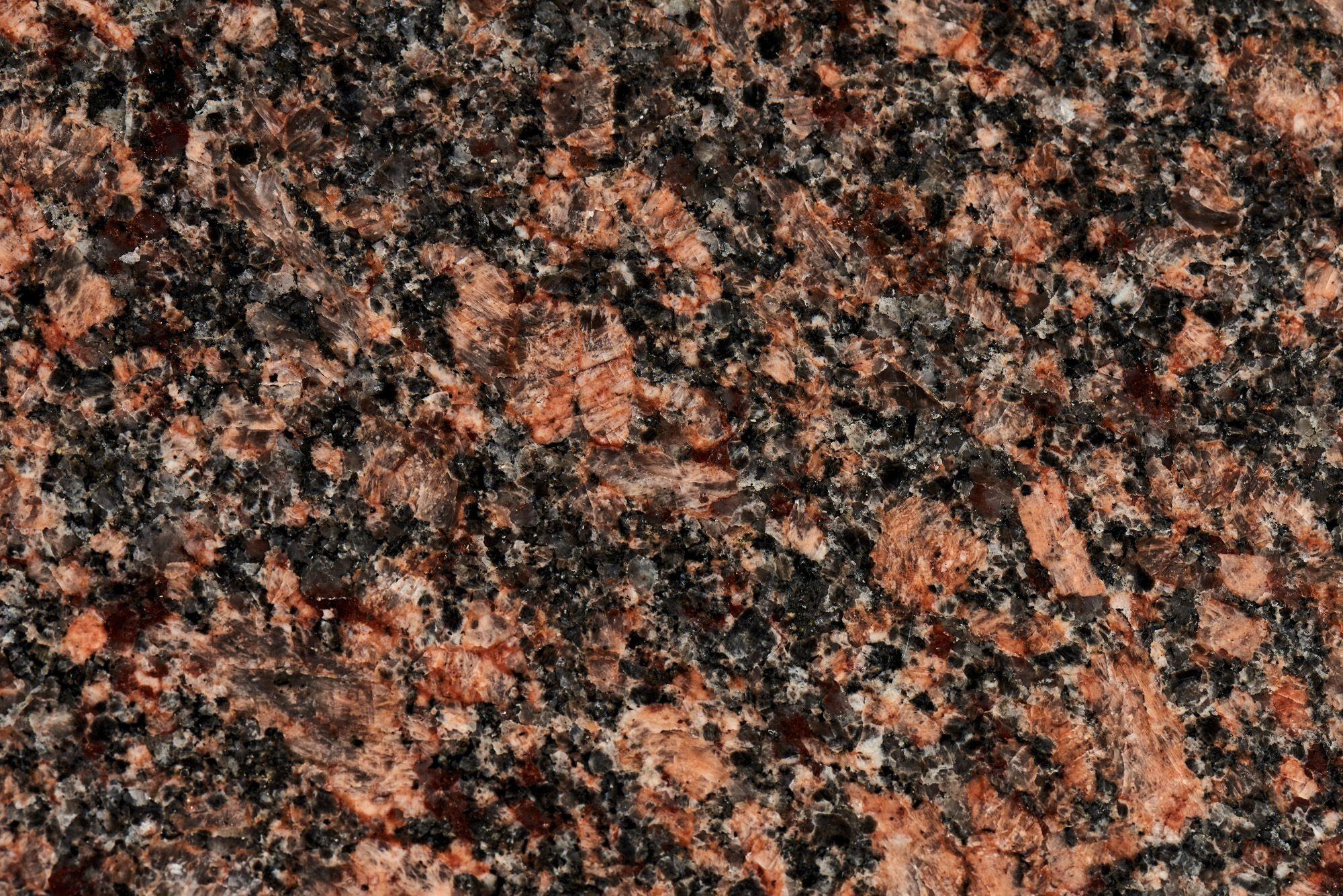 Nicos Zographos Couchtisch aus braunem Granit und Edelstahl, 1970 (Ende des 20. Jahrhunderts) im Angebot