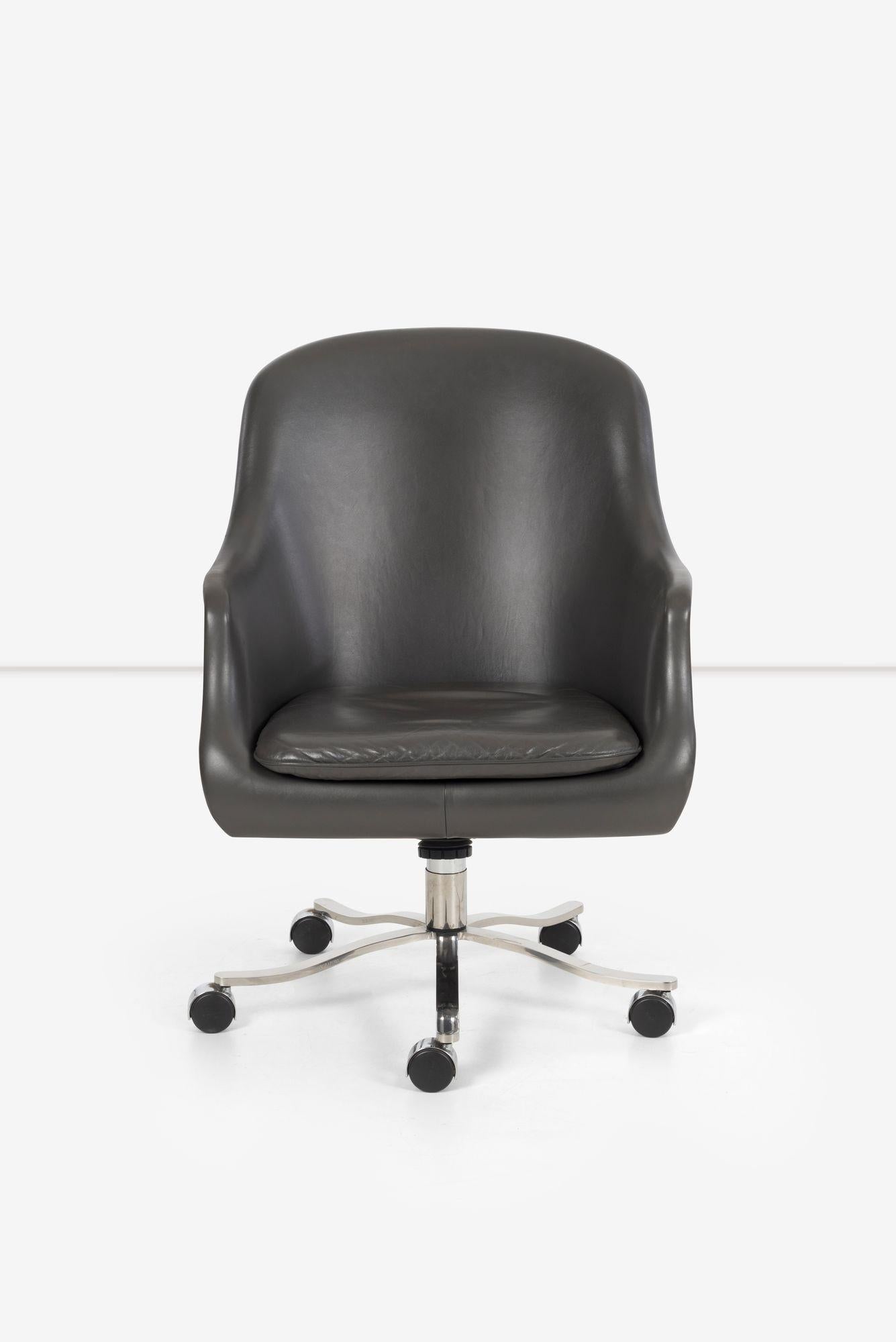 Nicos Zographos Bucket Desk Chair 1964, Original leicht gebraucht Cool-Grey Leder mit verchromtem 5-Sternfuß auf Rollen.
Sitzhöhe einstellbar: 19.5 mit 2