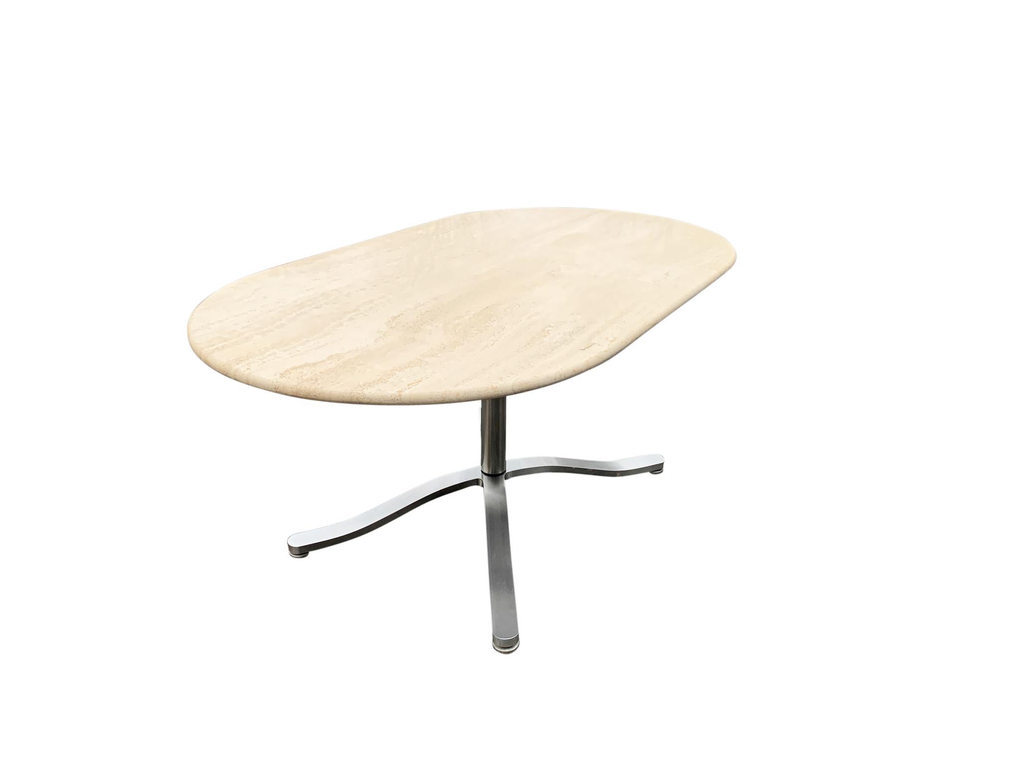 Erstaunlich gut gemacht, ein Ess- oder Konferenztisch, der auch als Schreibtisch verwendet werden kann. Die Oberseite ist ein breites Oval oder eine Rennbahn, die etwa 1