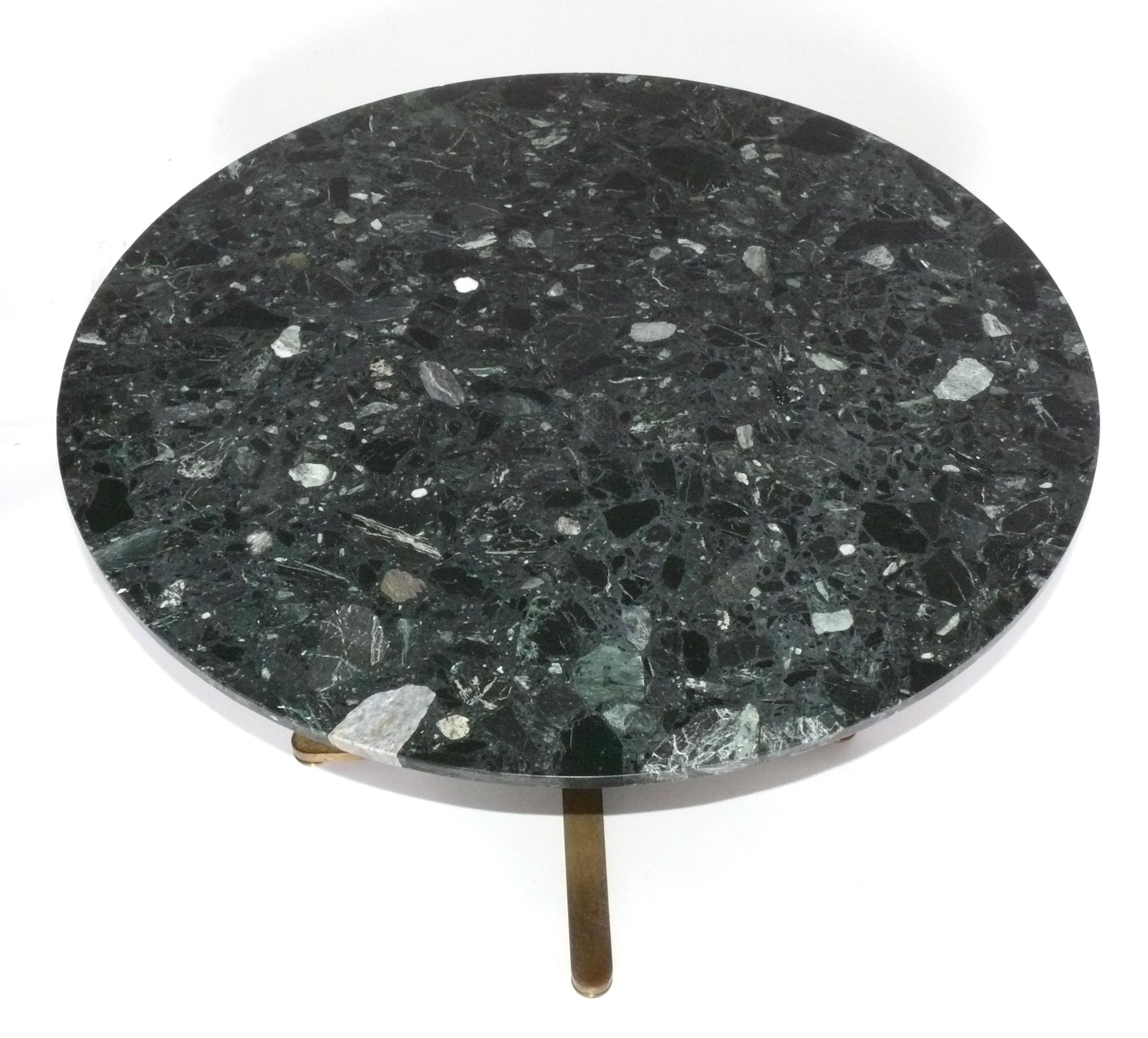 Substantielle table de salle à manger en bronze massif et marbre par Nicos Zographos, américain, vers les années 1960. Cette pièce est extrêmement lourde et bien fabriquée. De taille polyvalente, elle peut être utilisée comme table de salle à