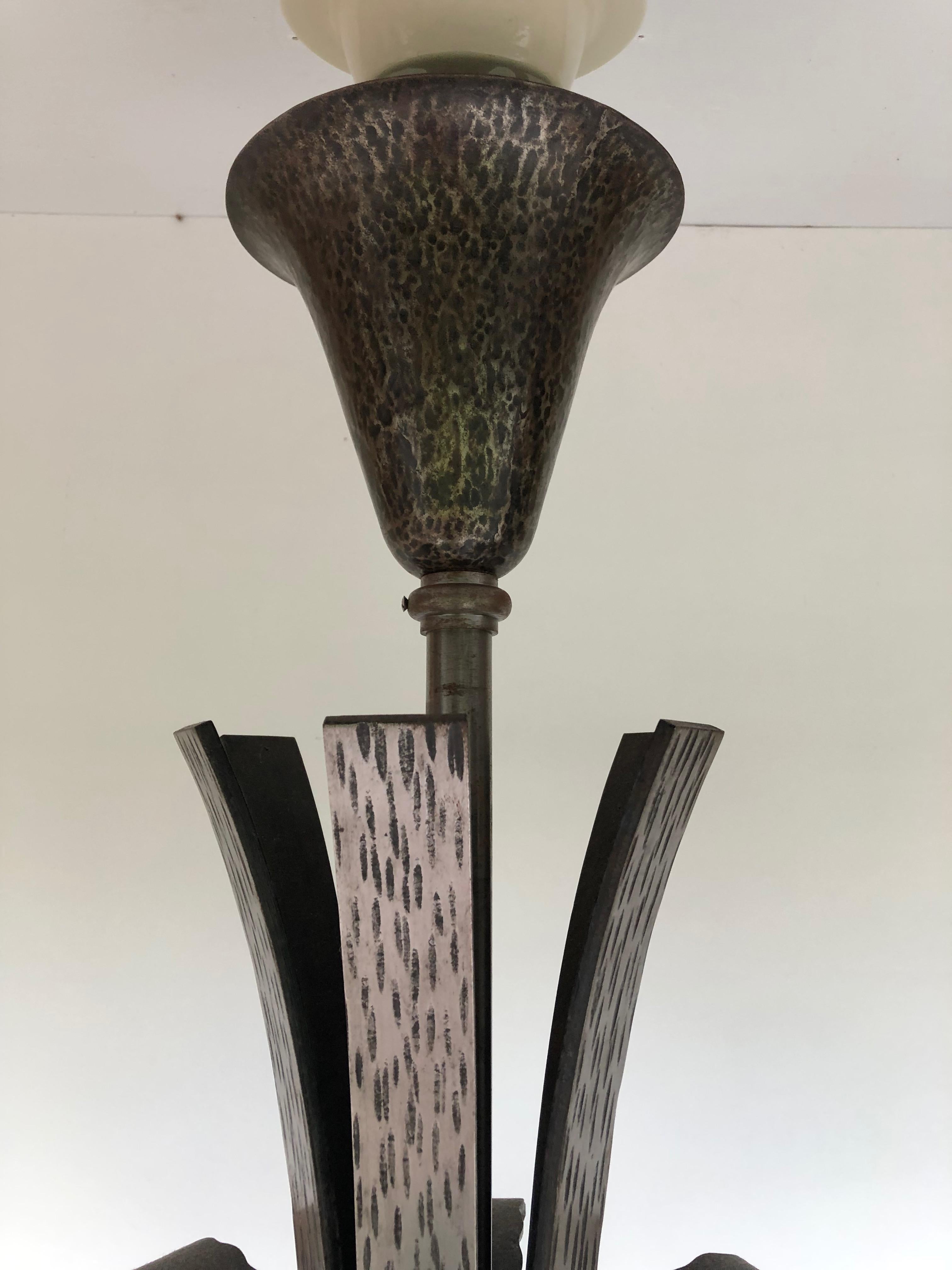 Chandelier around 1930 in wrought iron representing a fountain.
Composed of 6 glass cups molded in the spirit of Rene Lalique.
Stamped in three places 