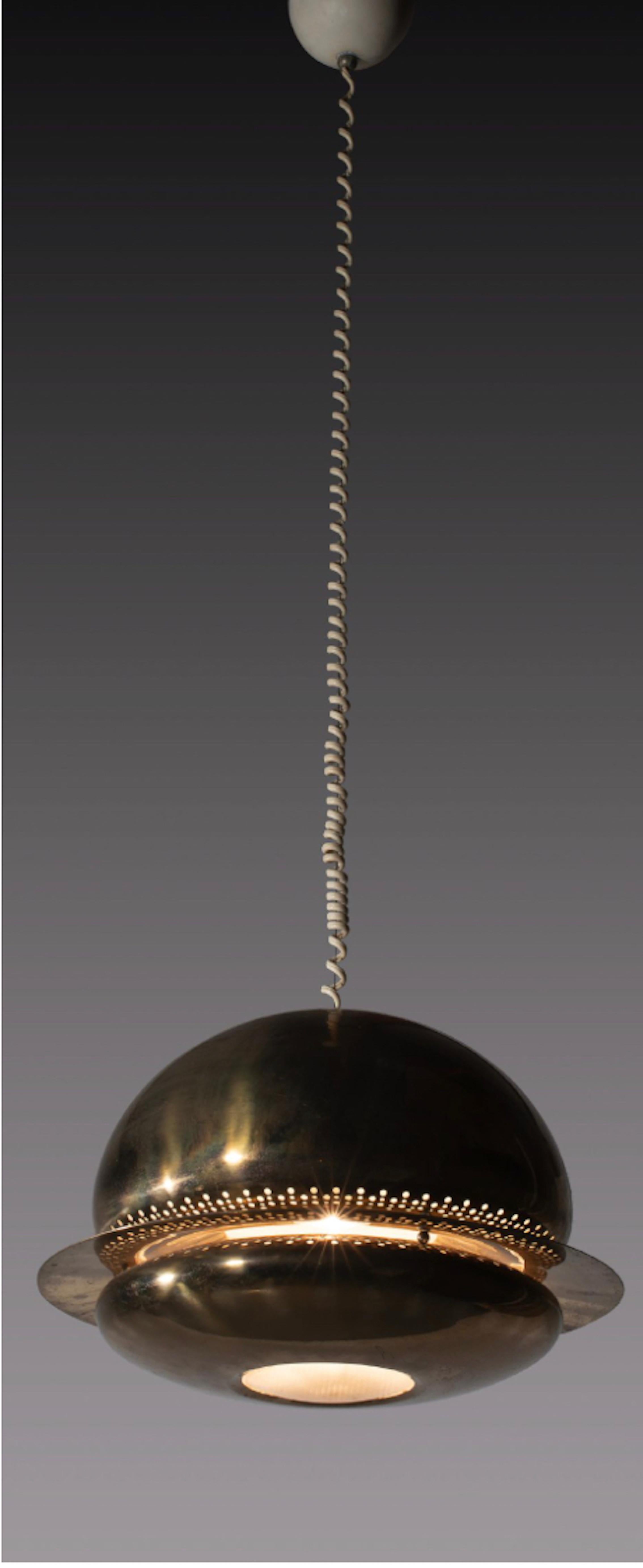 Pendentif 'Nictea' par Afra et Tobia Scarpa pour Flos, Italie 1961

La lampe Nictea a été créée en 1961 et est célèbre pour son design unique et élégant. Elle se caractérise par un abat-jour délicat et sculptural, dont la lumière est filtrée par des