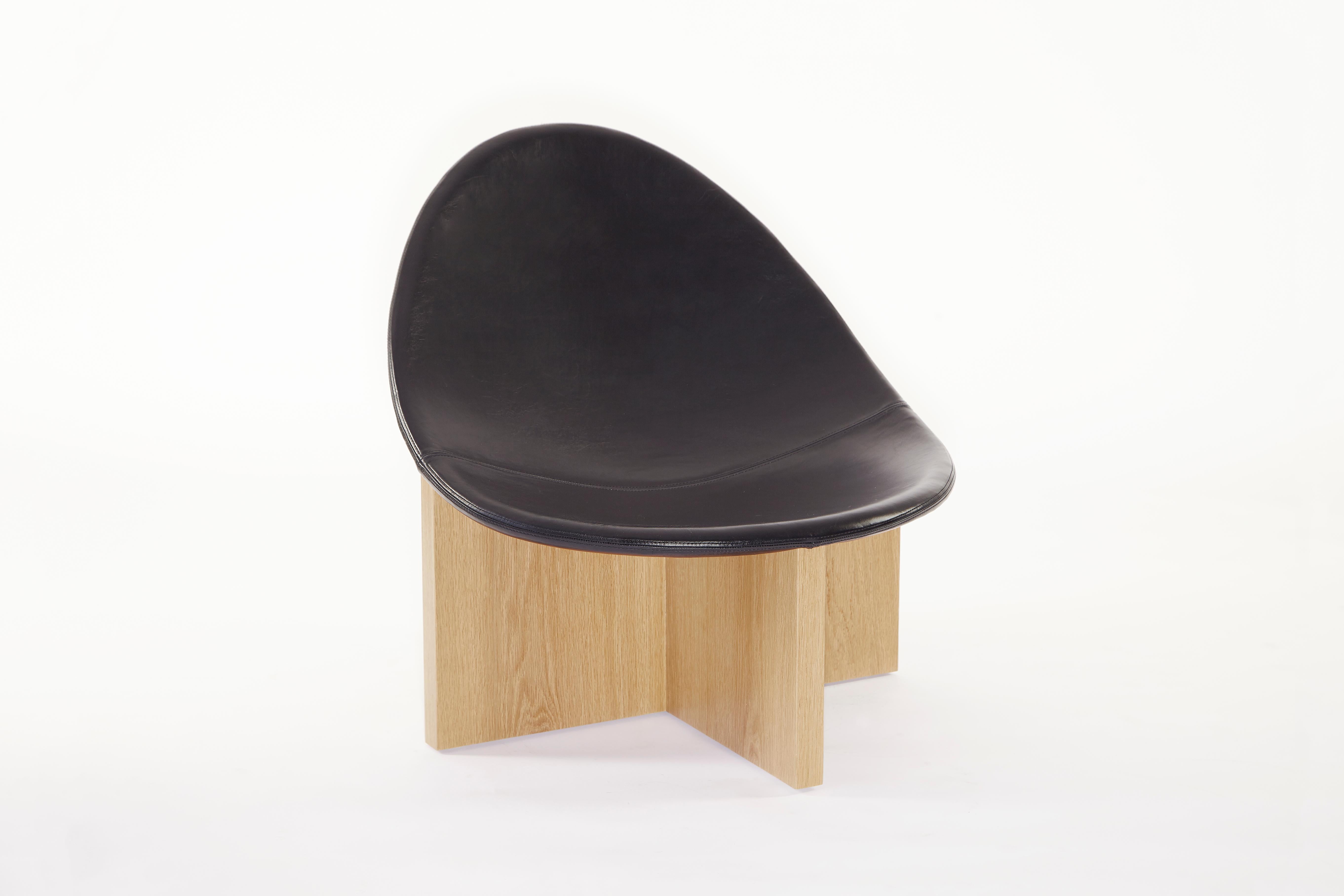 Nido black in oak lounge chair by Estudio Persona
Dimensions: W 76.2 x D 78.8 x H 76.2 cm
Materials: White oak, upholstered seat

Lounge chair made from a solid wood base with an upholstered seat.
Solid wood base options: White oak, maple,