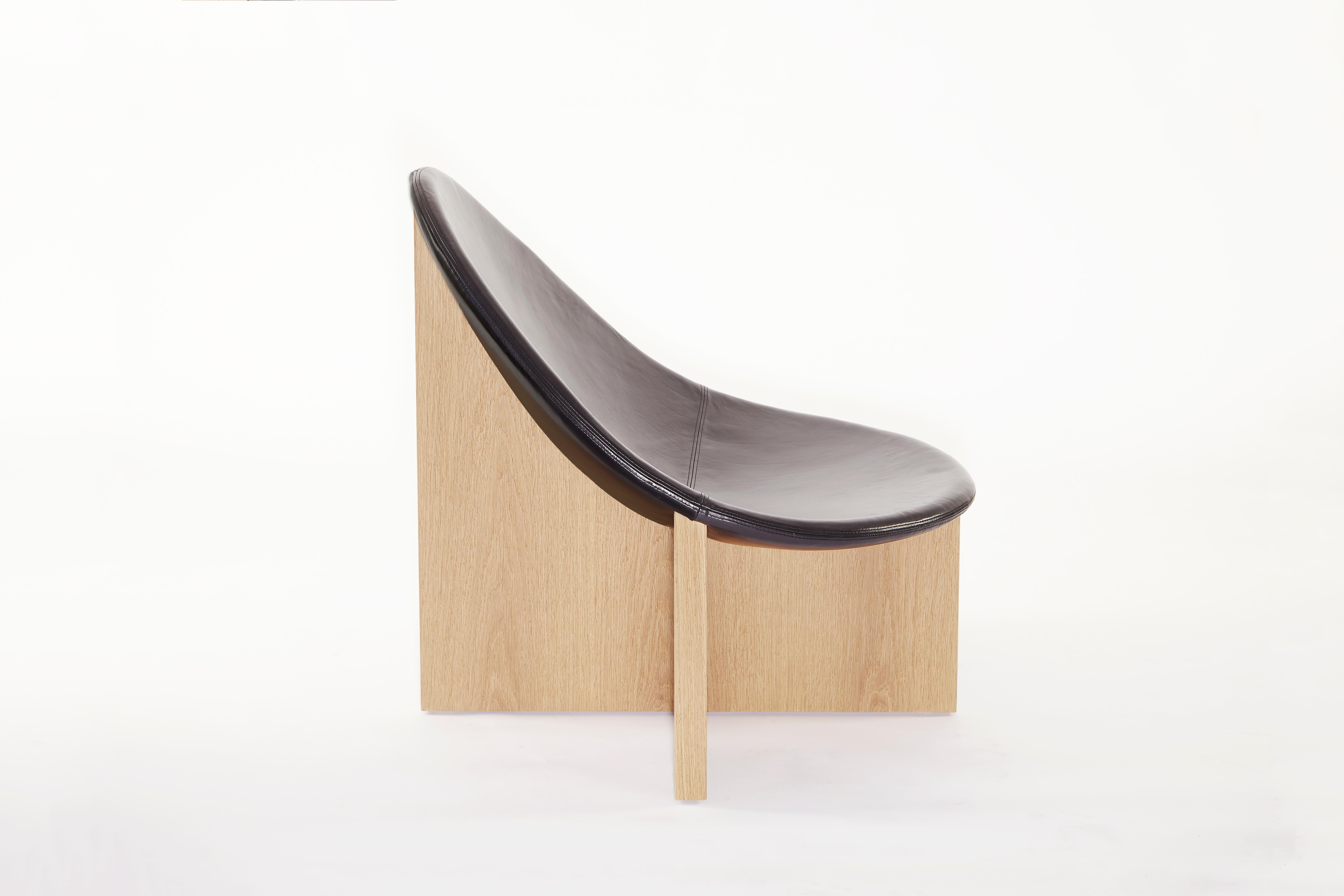 Nido Black in Oak Lounge Chair by Estudio Persona In New Condition For Sale In Geneve, CH