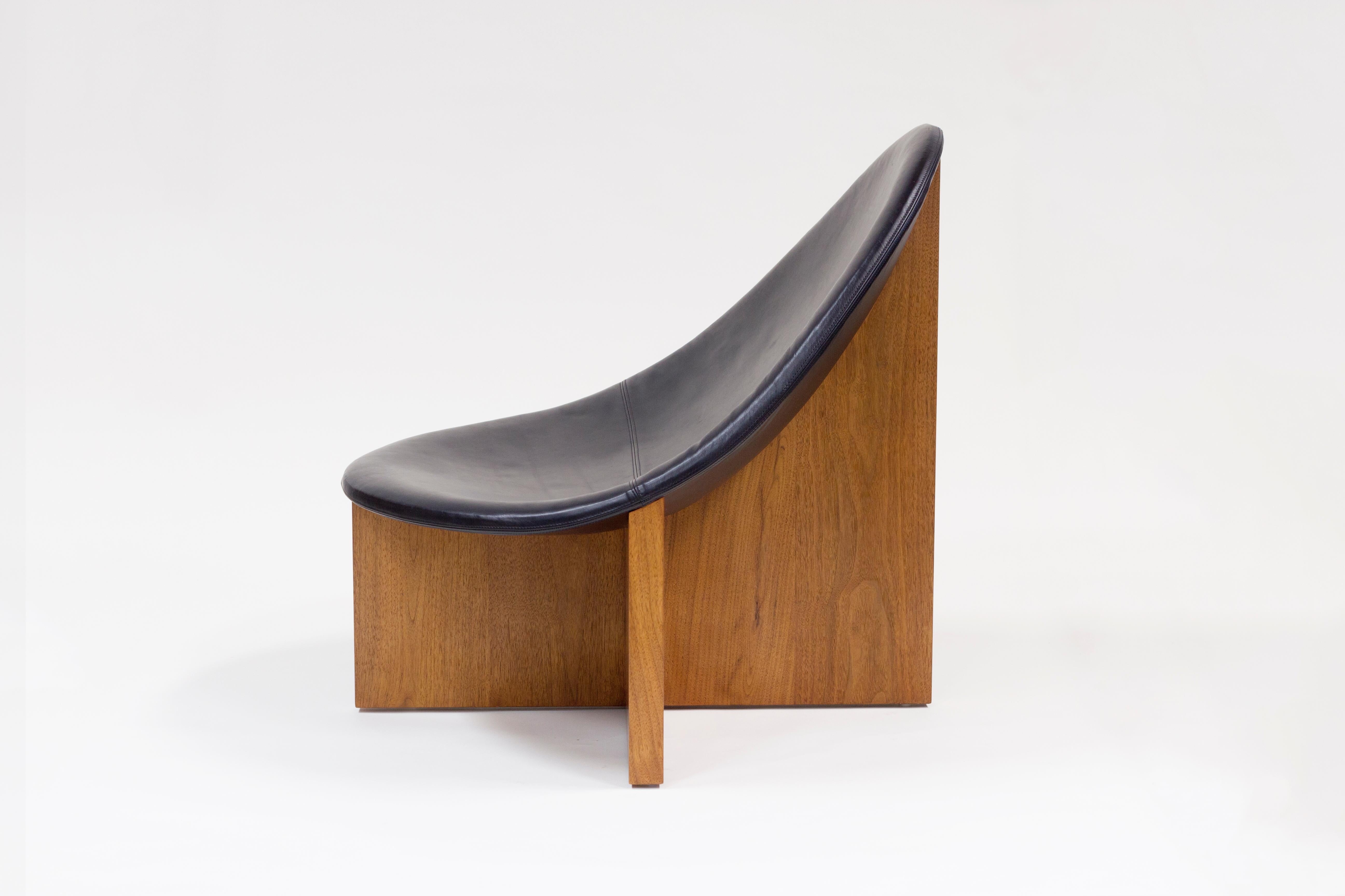 Nido Black in Walnut Lounge Chair by Estudio Persona In New Condition In Geneve, CH