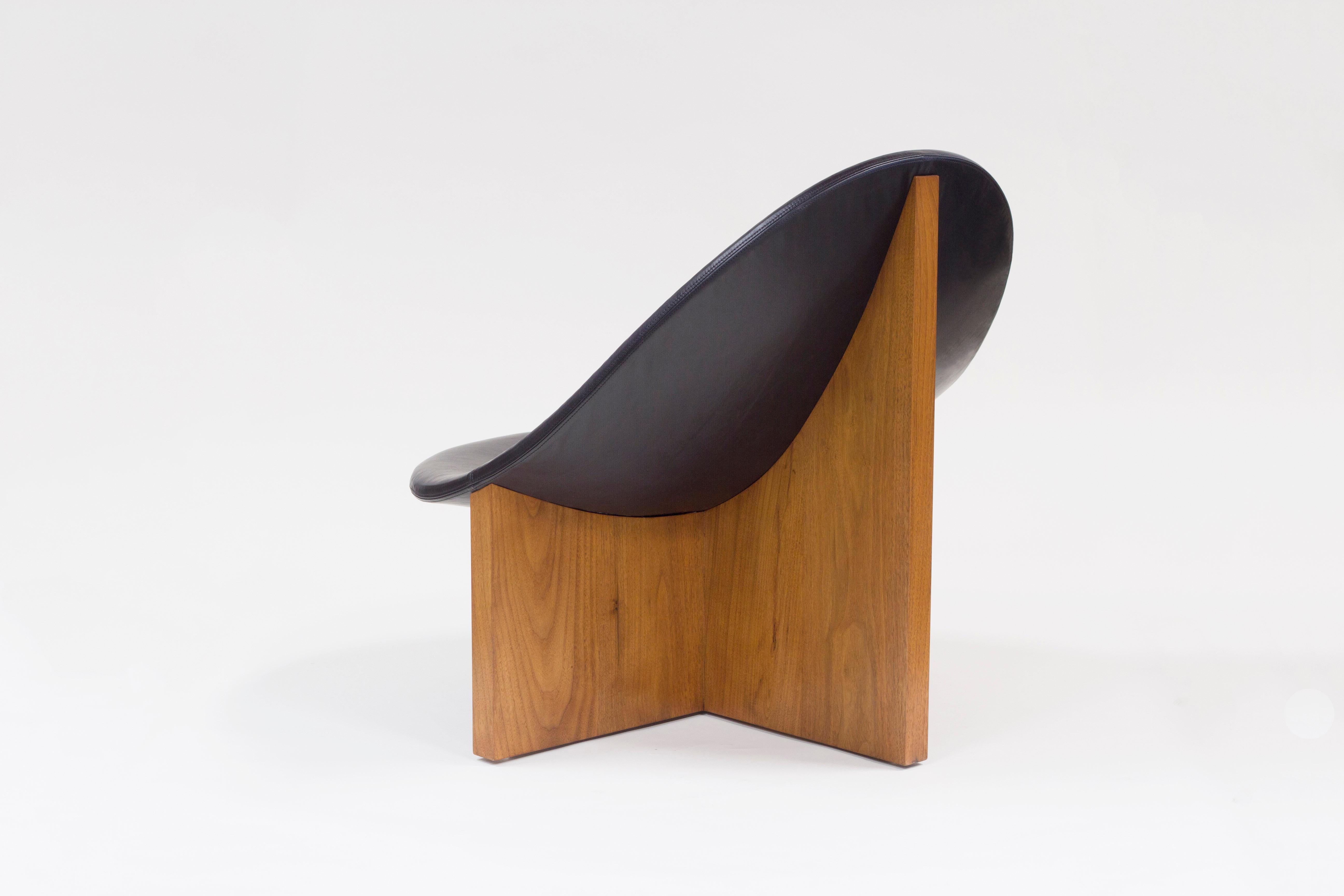 Contemporary Nido Black in Walnut Lounge Chair by Estudio Persona