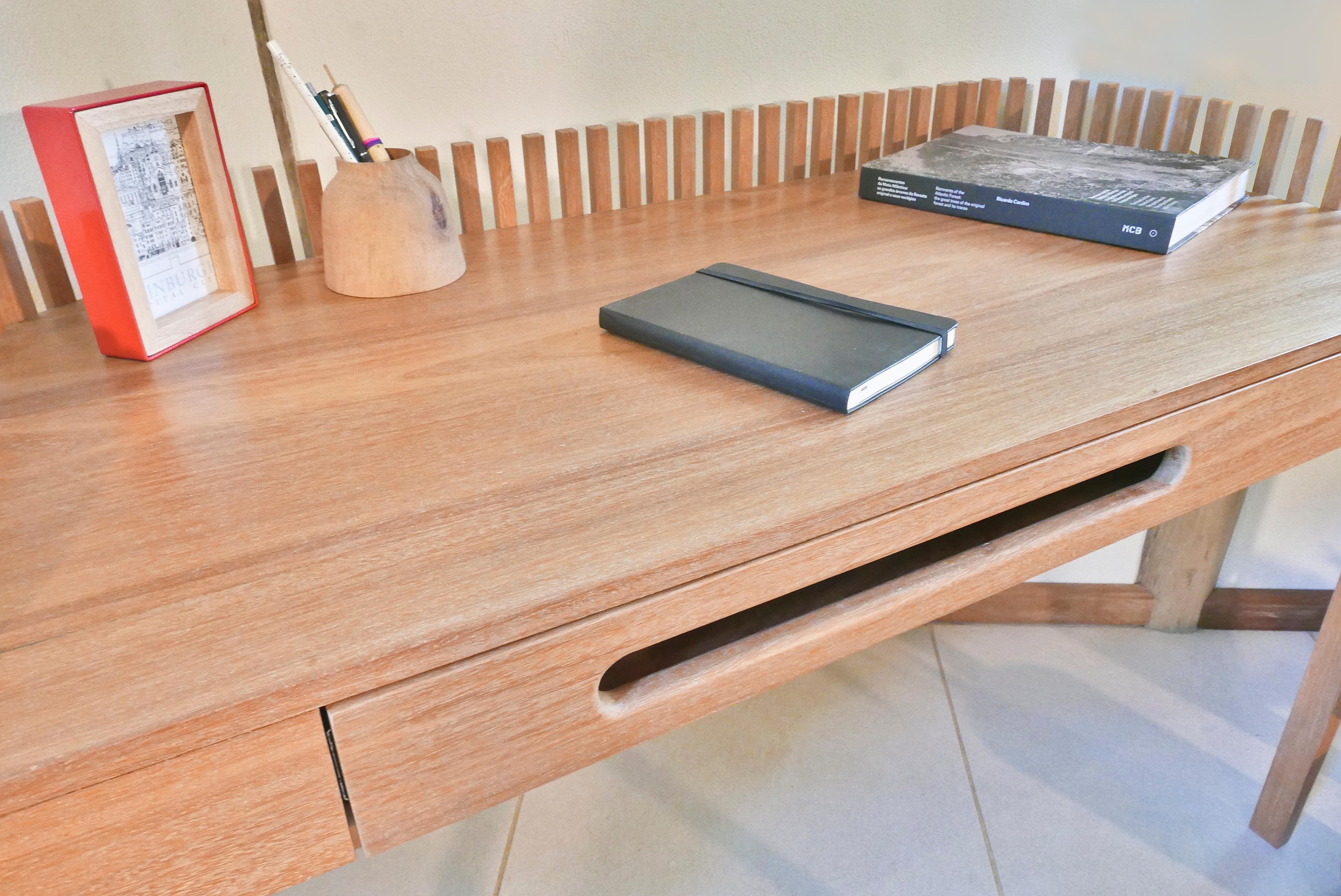 Fatto a mano Scrivania 'Nido' in stile Mid-Century Modern in legno duro brasiliano di Knót Artesanal in vendita