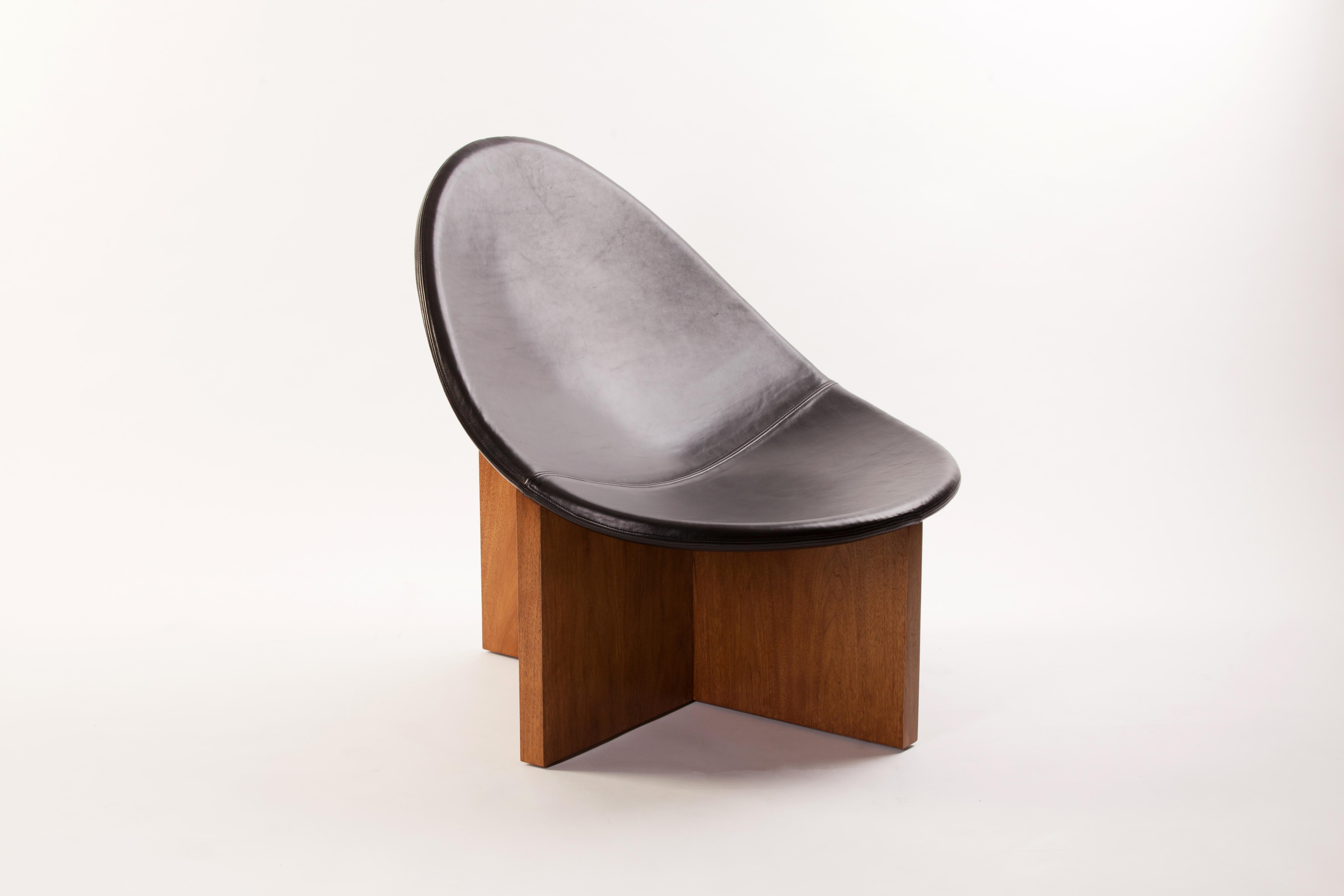 NIDO Moderner Loungesessel aus massivem Nussbaumholz und schwarzem Leder von Estudio Persona (Handgefertigt) im Angebot