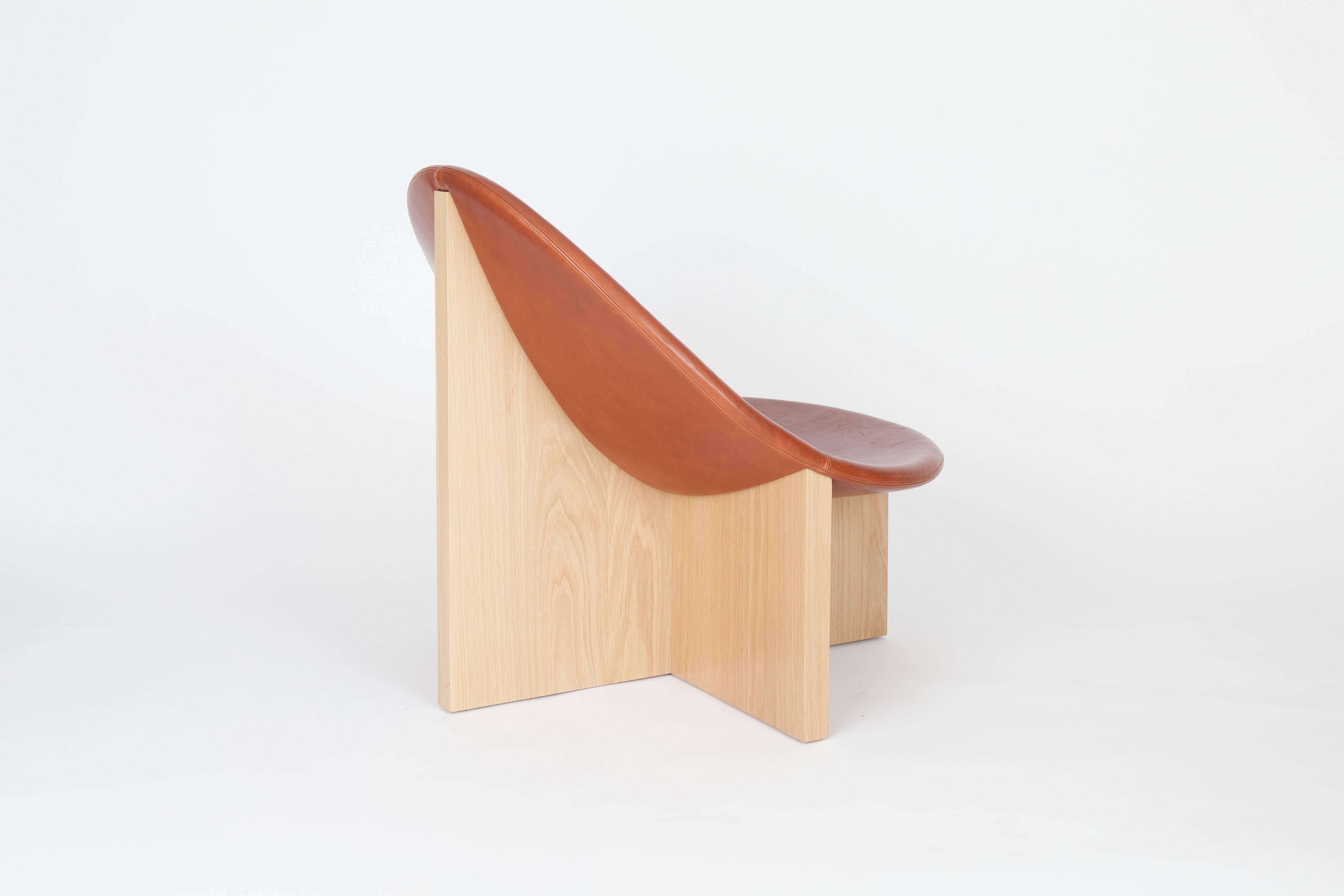 Travail du bois Fauteuil de salon moderne NIDO en érable massif et cuir cognac par Estudio Persona en vente