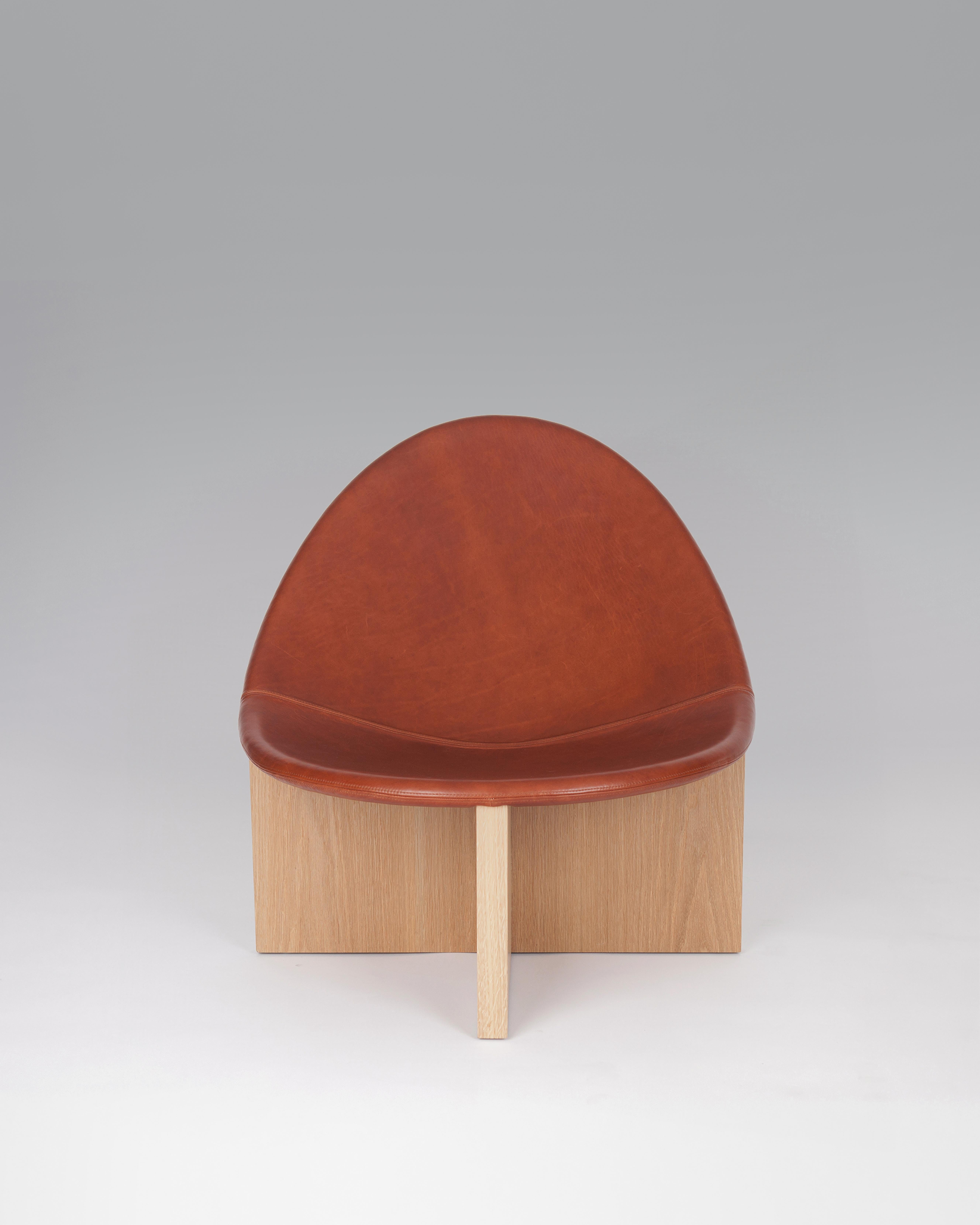 The Nido chairs plays with the interconnection of shapes. Its wooden base and upholstered curved seating, eﬀortlessly combines comfort with form.
Customizations available upon request. COM and COL available. Please contact us for more upholstery