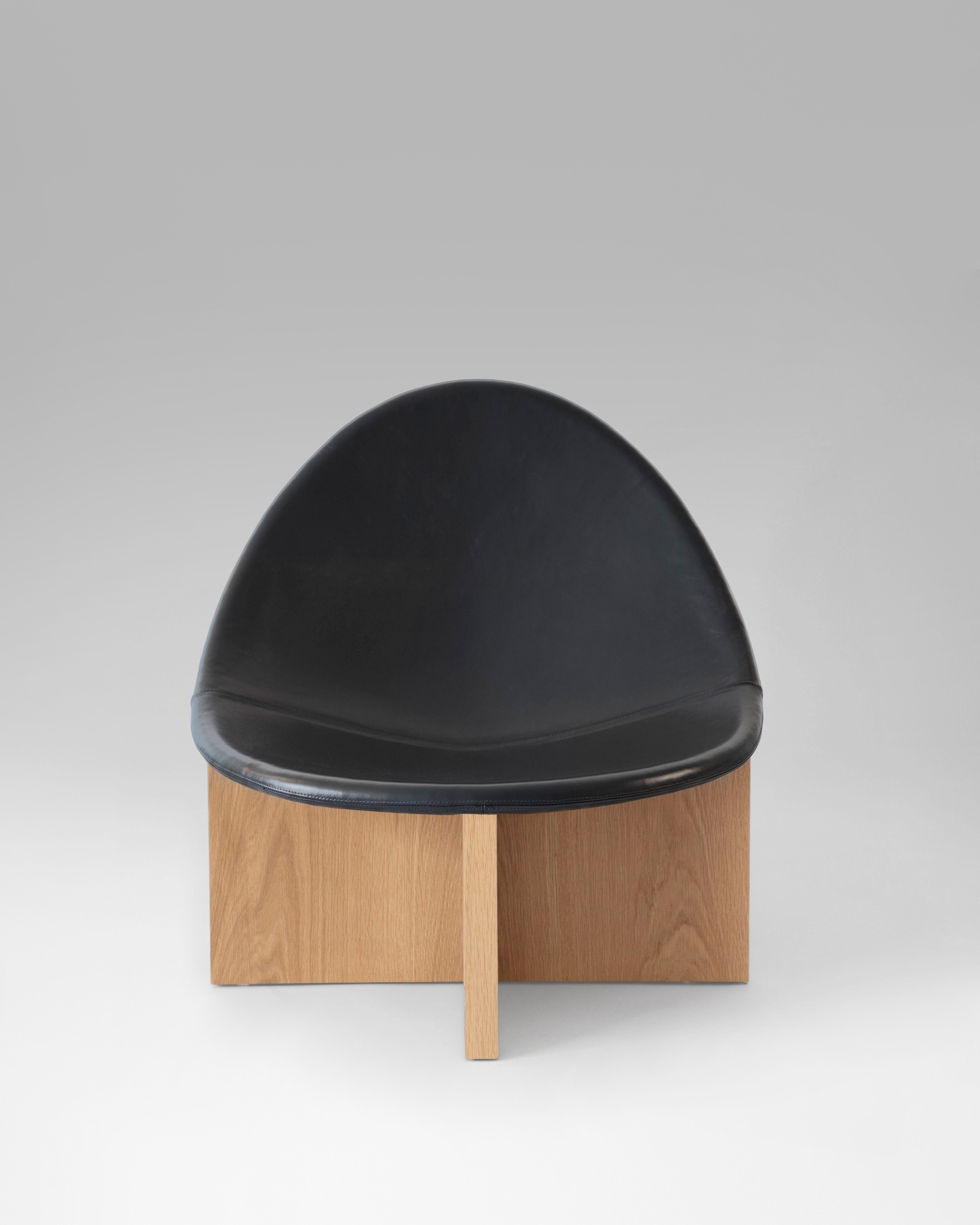 The Nido chairs plays with the interconnection of shapes. Its wooden base and upholstered curved seating, eﬀortlessly combines comfort with form.
Customizations available upon request. COM and COL available. Please contact us for more upholstery
