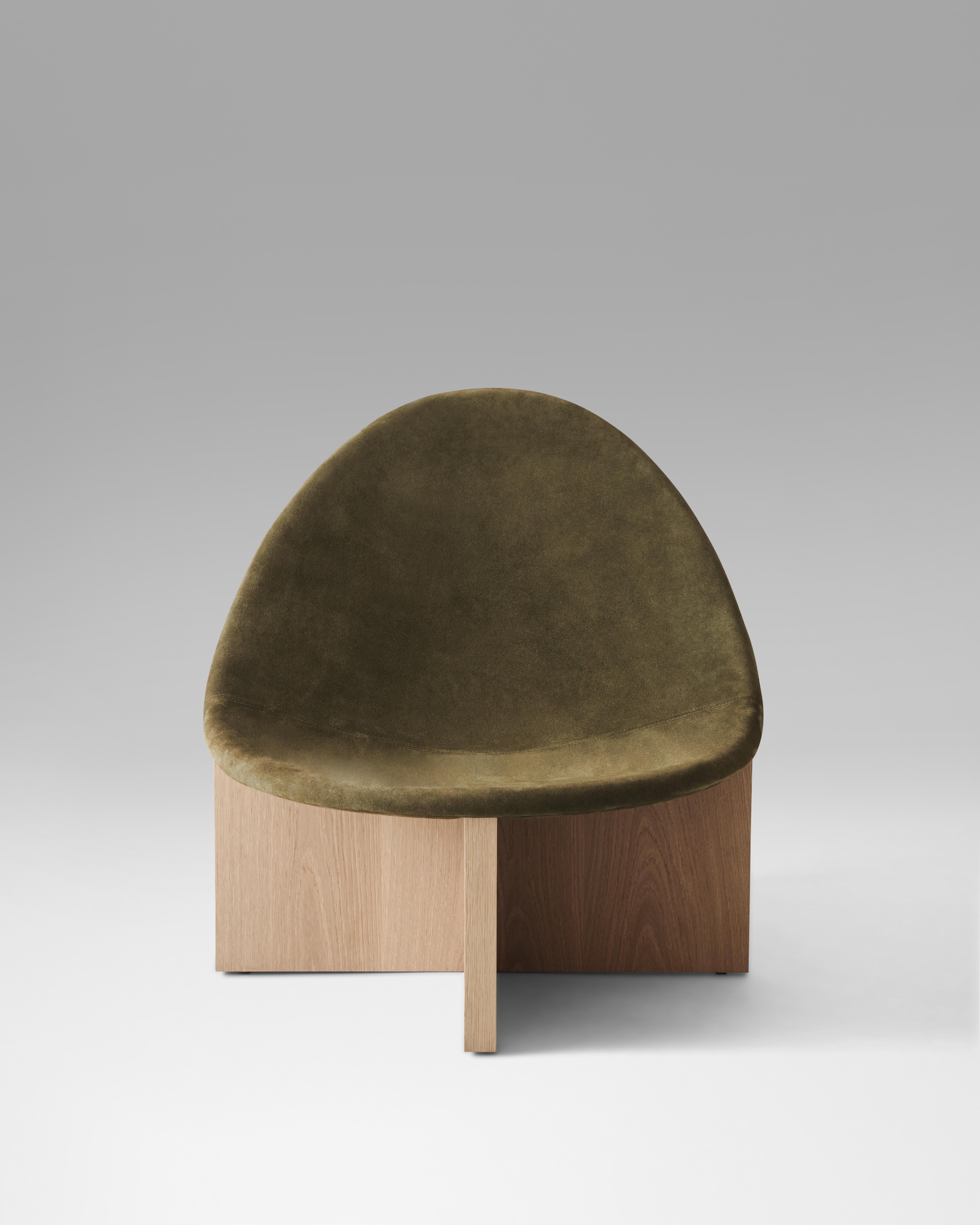 Der Stuhl NIDO ist das Ergebnis eines Spiels mit der Gegenüberstellung von Formen. Die eiförmige Form des ledergepolsterten Holzsitzes, der sich in den kreuzförmigen Massivholzrahmen einfügt, gibt ihm den Namen NIDO, was auf Spanisch Nest bedeutet.