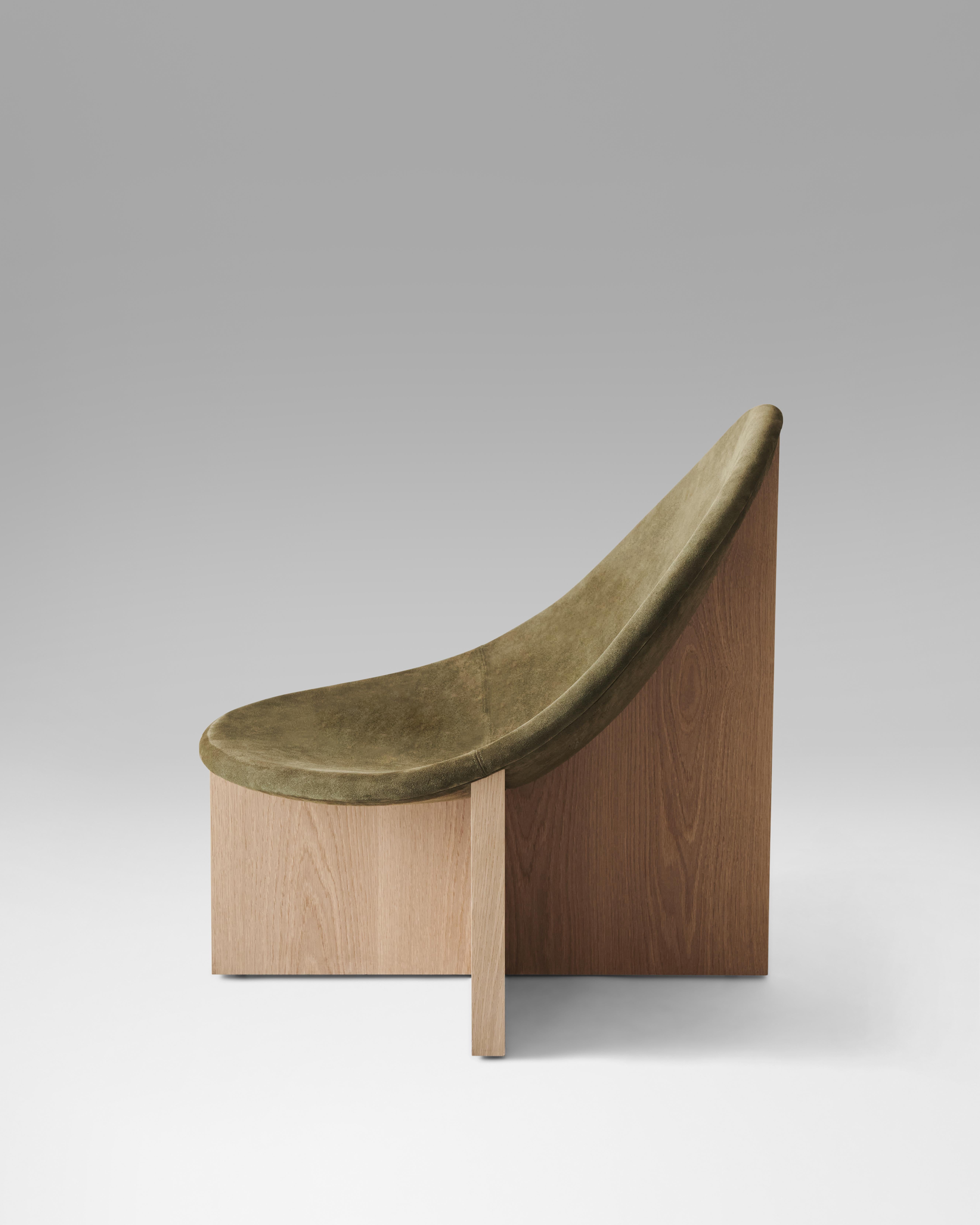 NIDO Moderner Loungesessel aus weißer Eiche und grünem Wildleder von Estudio Persona (Holzarbeit) im Angebot