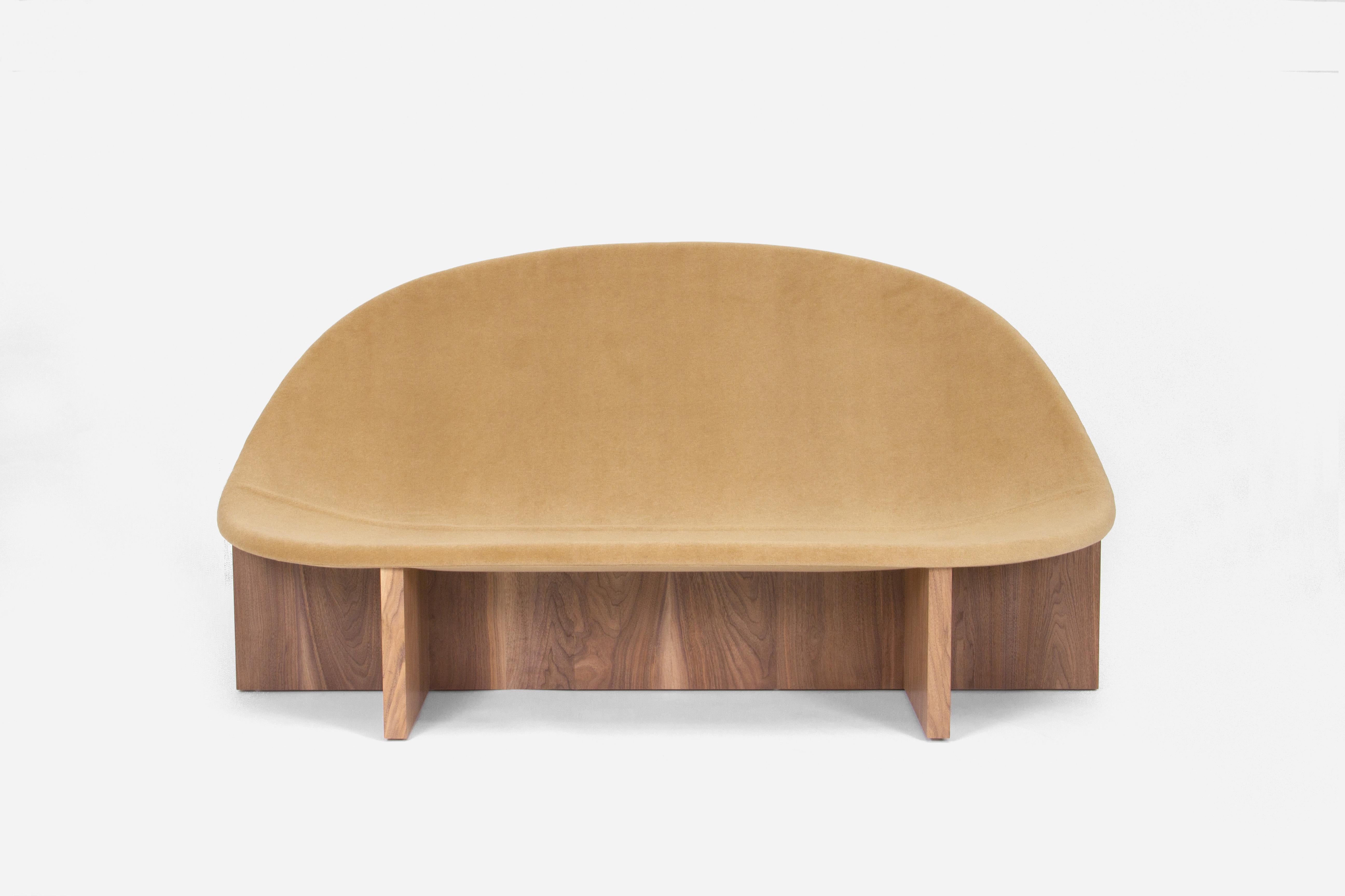 La version canapé de notre chaise longue NIDO, un best-seller. La forme ovoïde de l'assise en bois rembourrée qui s'emboîte dans le cadre en bois massif en forme de croix lui donne le nom de NIDO, qui signifie 