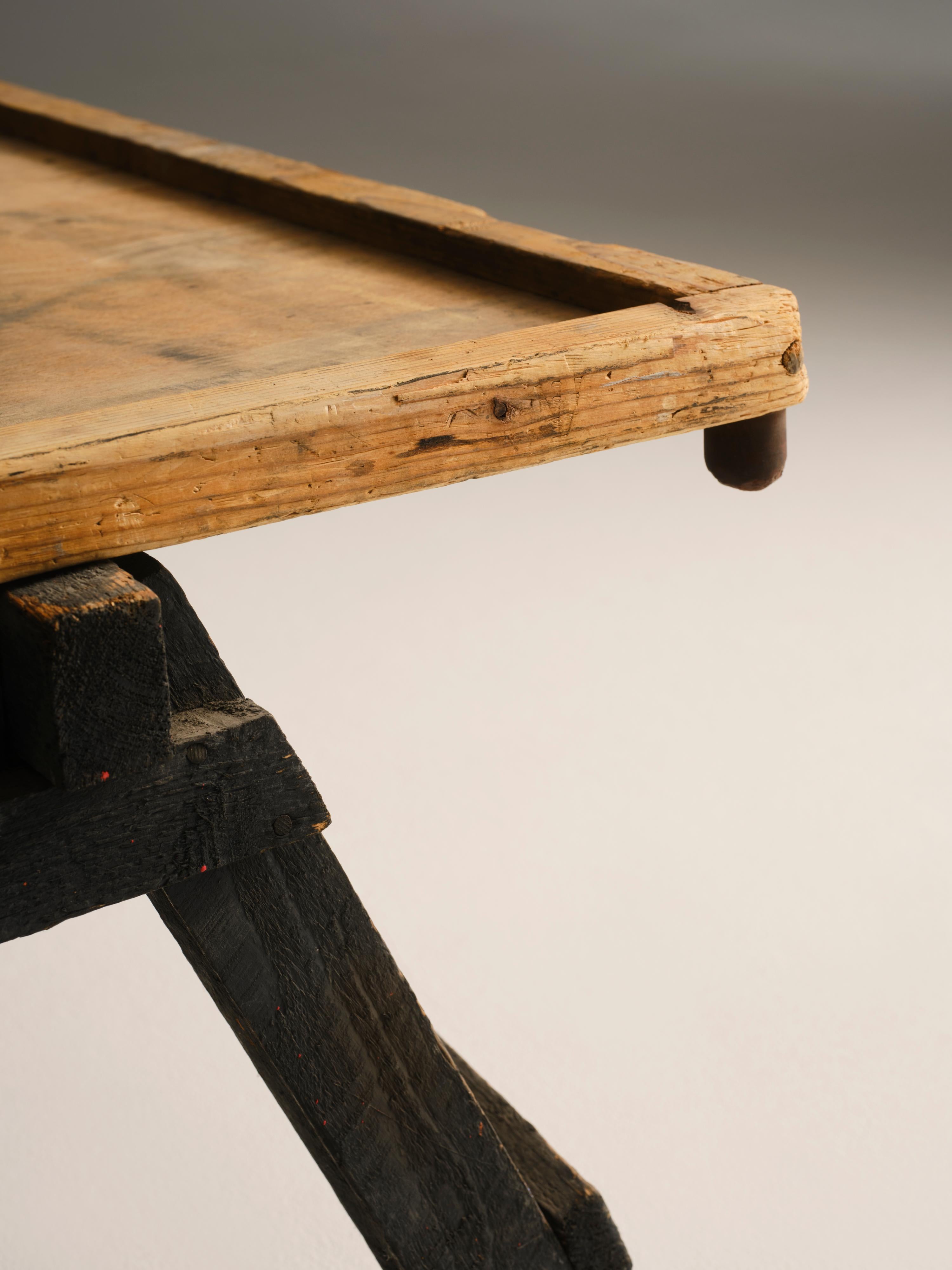 Nidus Table In Distressed Condition For Sale In Düsseldorf, DE