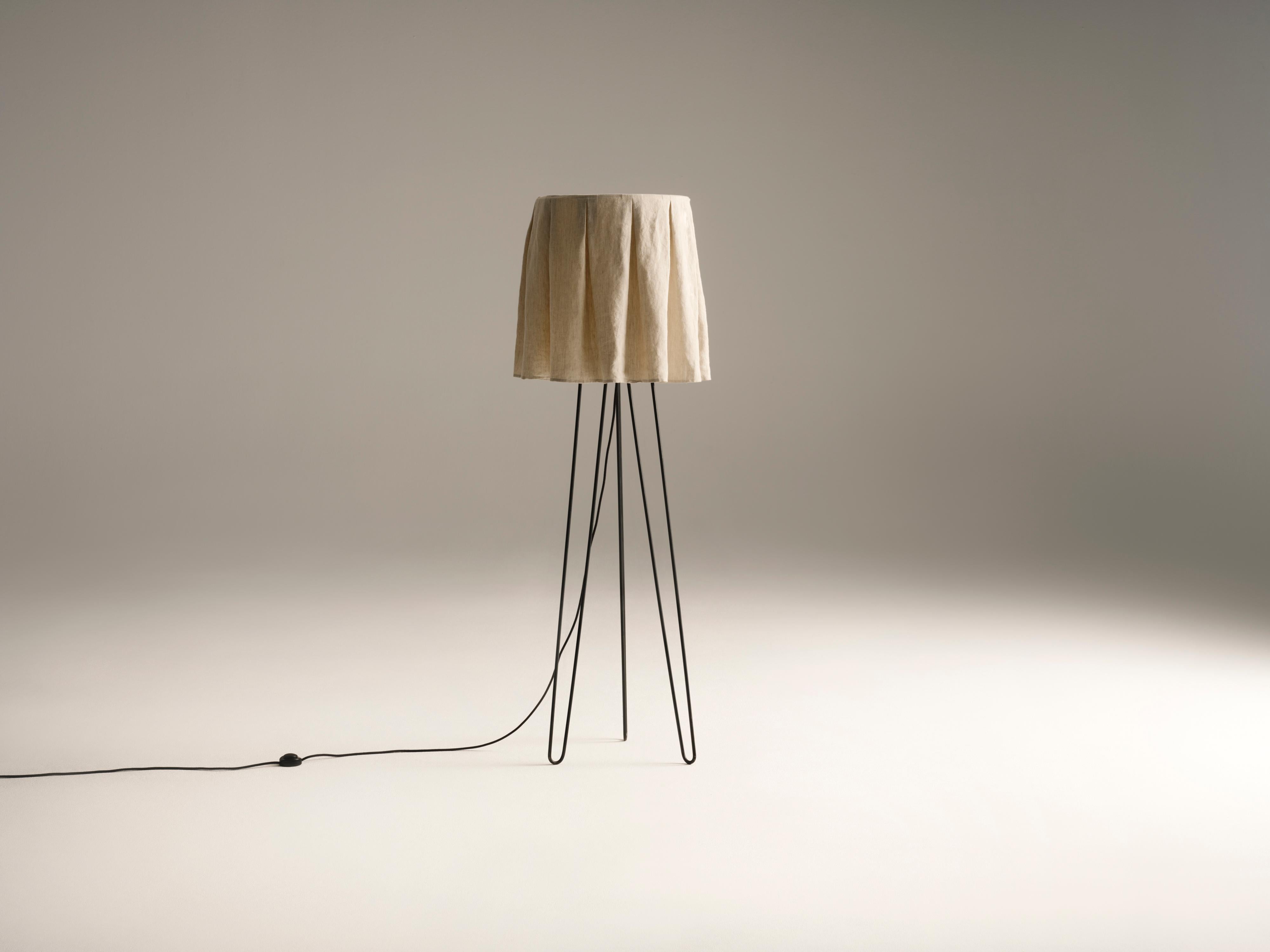 La première pièce et le début de notre collection. Conçu à l'origine par Bruno Lambart pour son Studio et immortalisé dans sa légendaire photographie de la formation du bureau, nous avons redécouvert ce lampadaire exceptionnel et l'avons remis au