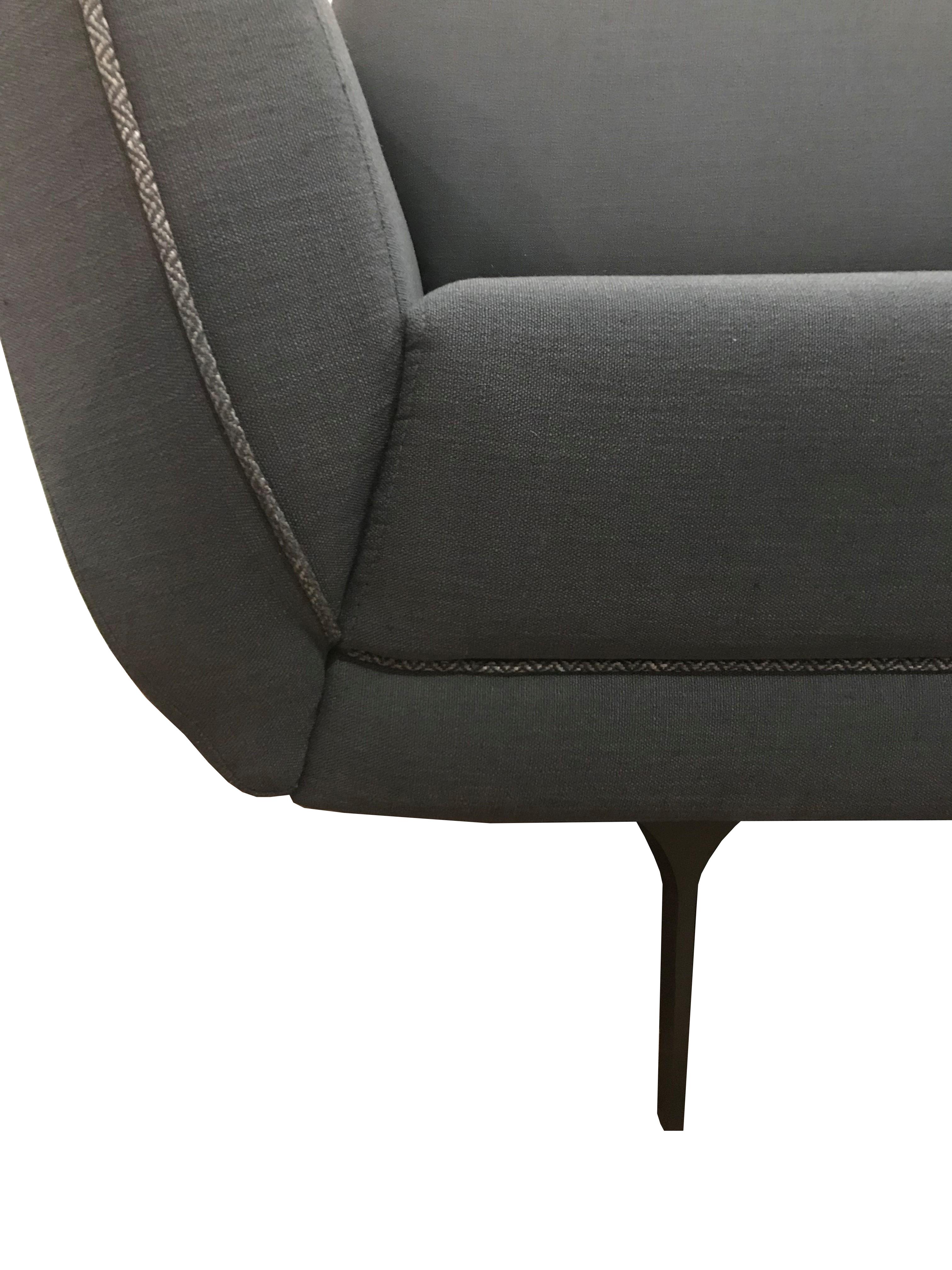 „Nie“ Sofa im minimalistischen Stil in grauem Stoff (Handgewebt) im Angebot