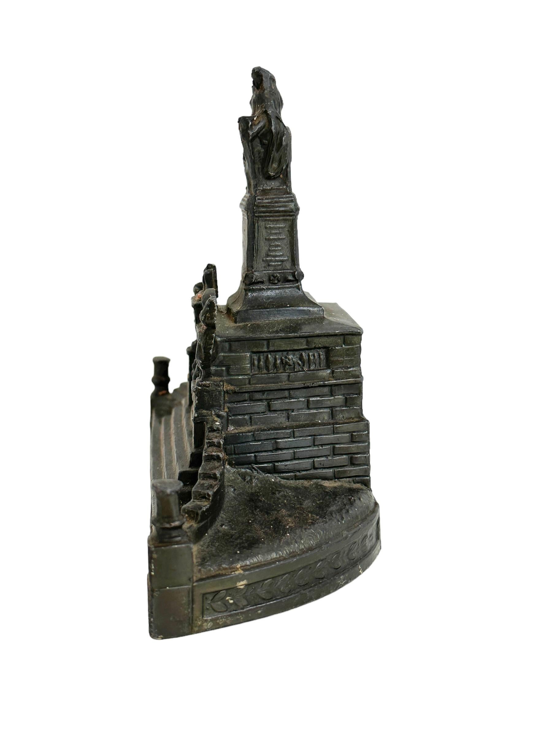 Une sculpture décorative de bâtiment en guise de souvenir. Quelques usures avec une belle patine, mais cela est dû à l'âge. En métal. Cet objet a été acheté comme souvenir lors d'un Grand Tour en Europe et a probablement été fabriqué dans les années