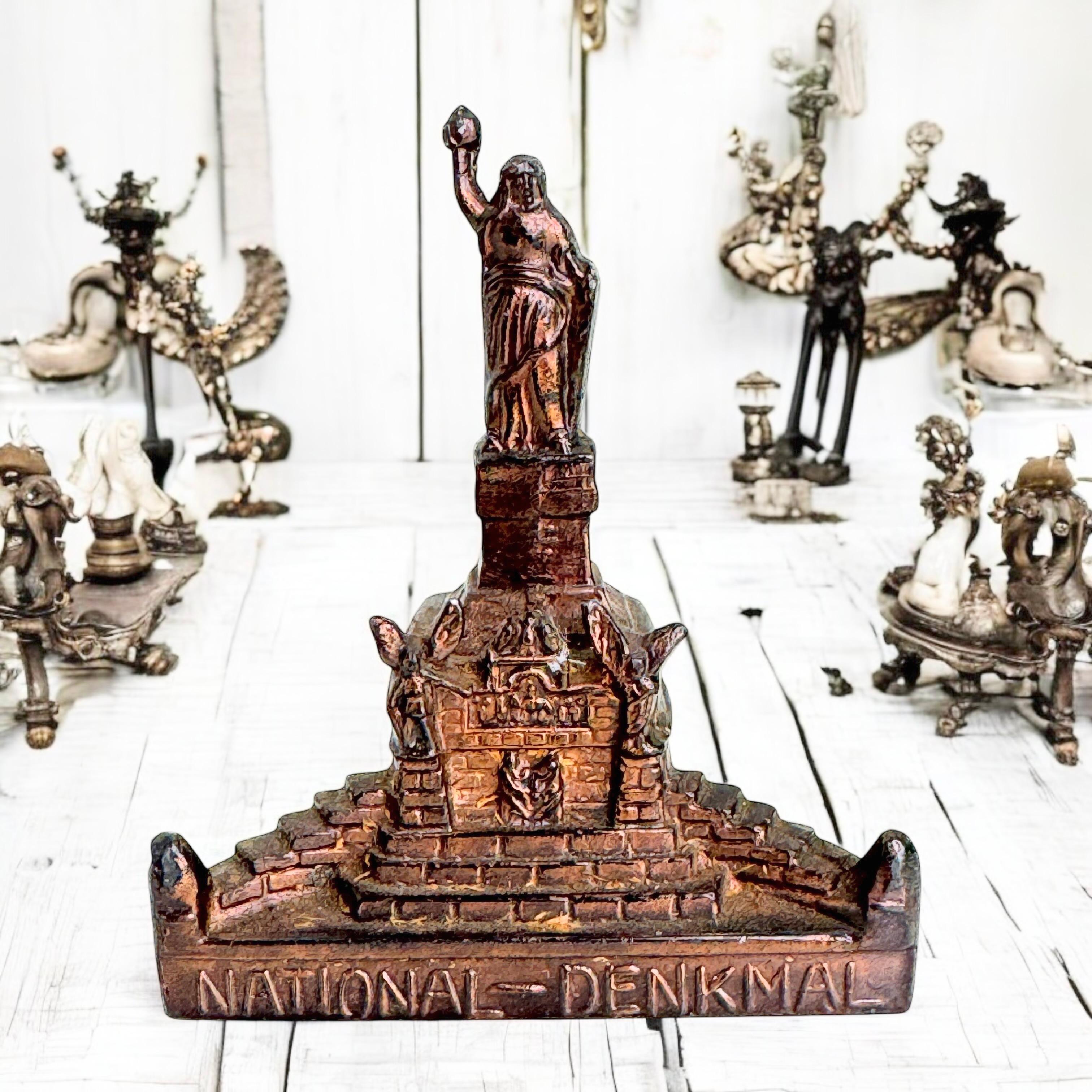 Une sculpture décorative de bâtiment en guise de souvenir. Quelques usures avec une belle patine, mais cela est dû à l'âge. En métal. Cet objet a été acheté comme souvenir lors d'un Grand Tour en Europe et a probablement été fabriqué dans les années