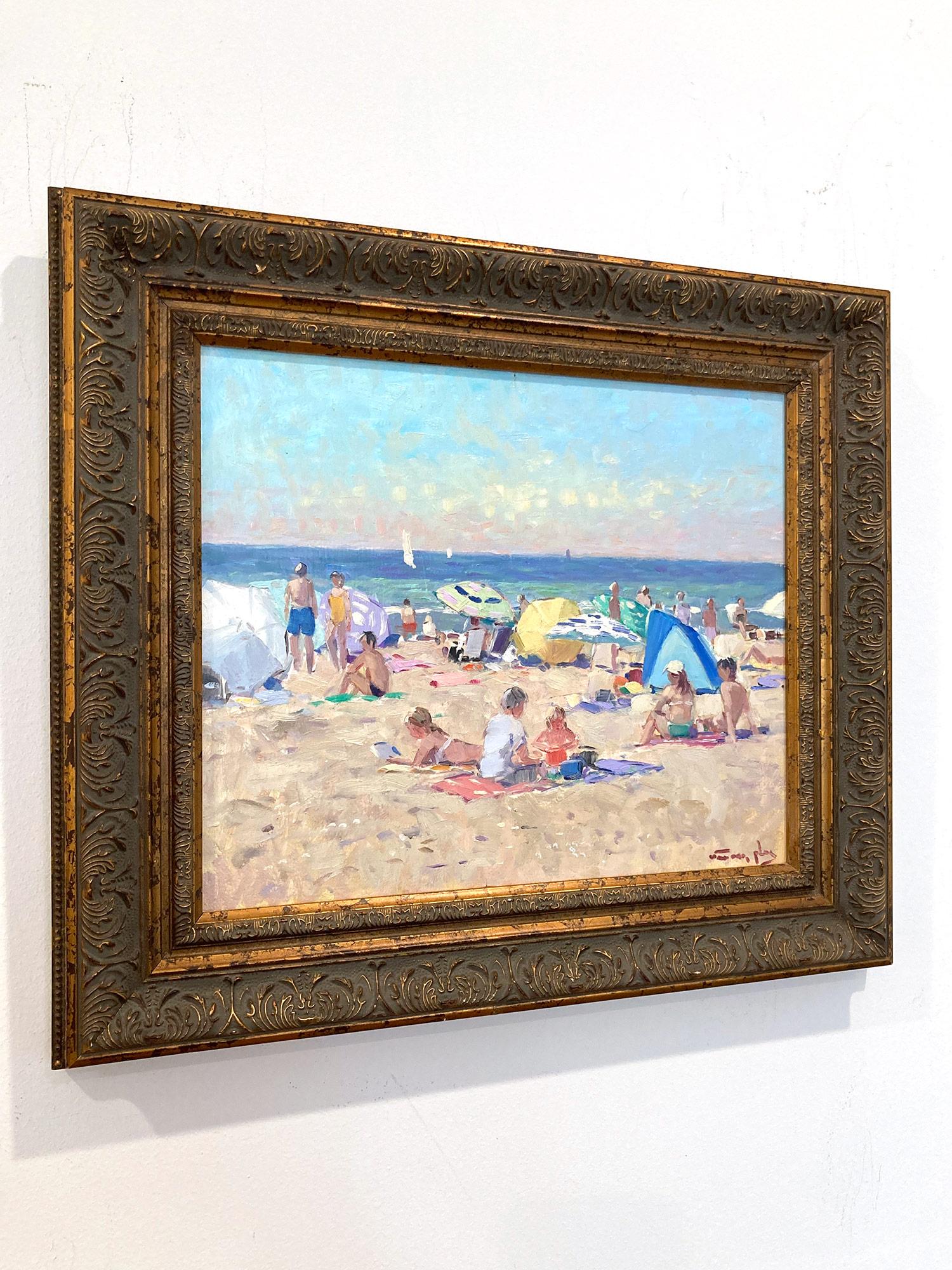 Peinture à l'huile « Journée d'été à la plage » avec des personnages, des parapluies et des bateaux en vente 4