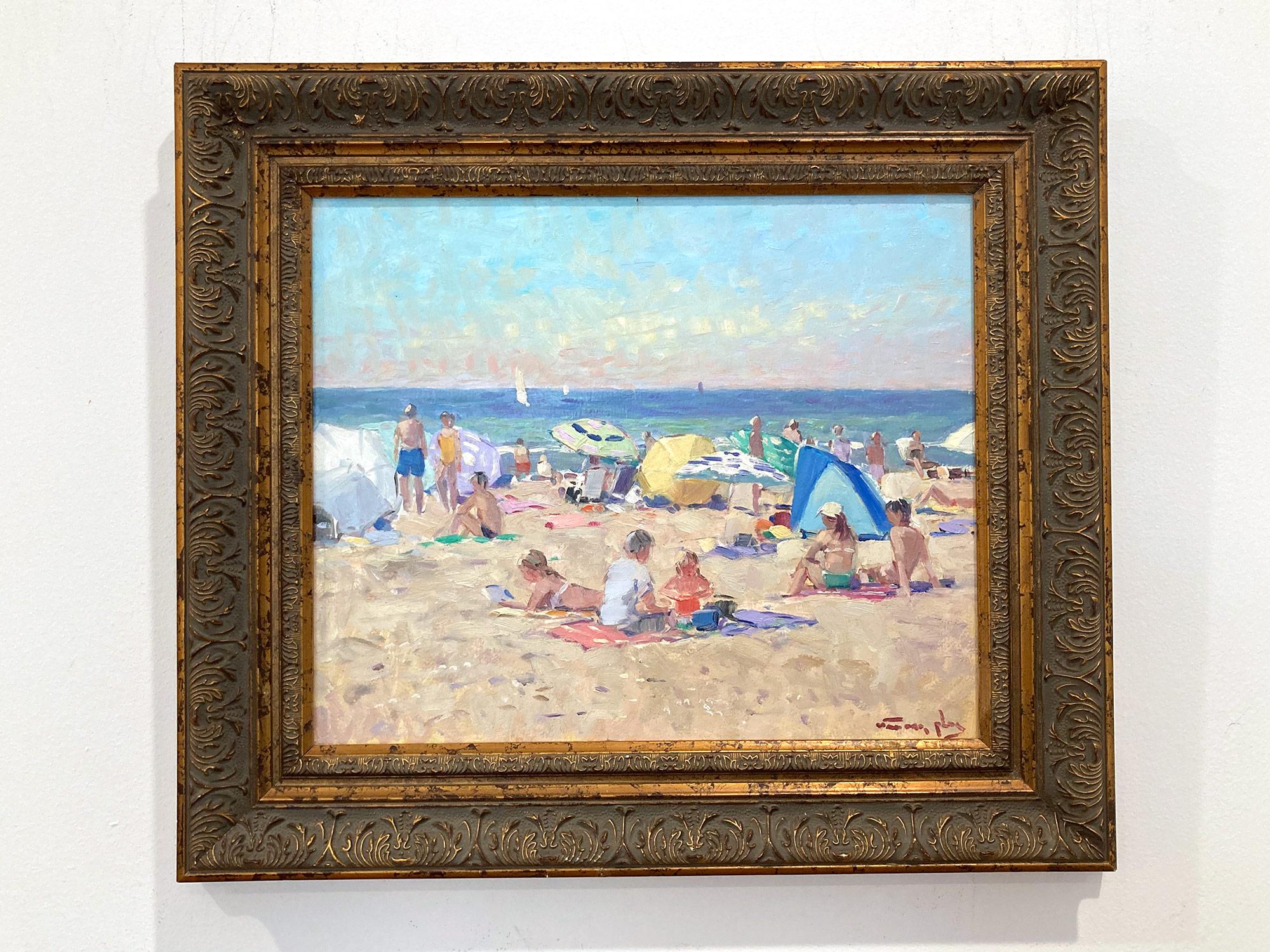 Peinture à l'huile « Journée d'été à la plage » avec des personnages, des parapluies et des bateaux en vente 5