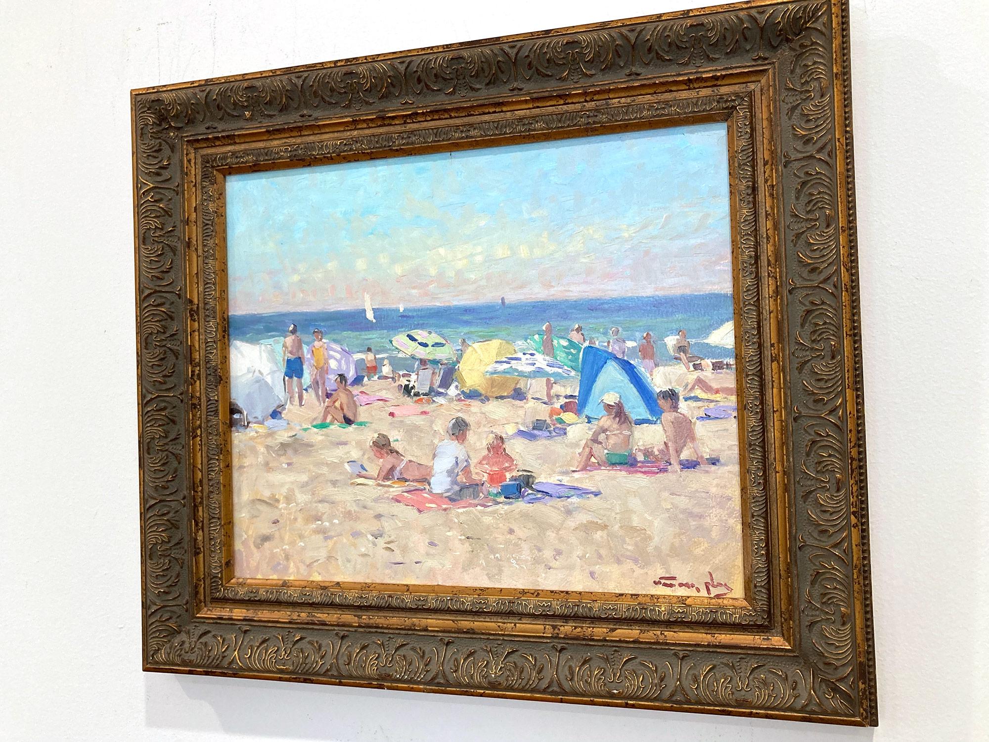 Peinture à l'huile « Journée d'été à la plage » avec des personnages, des parapluies et des bateaux en vente 6