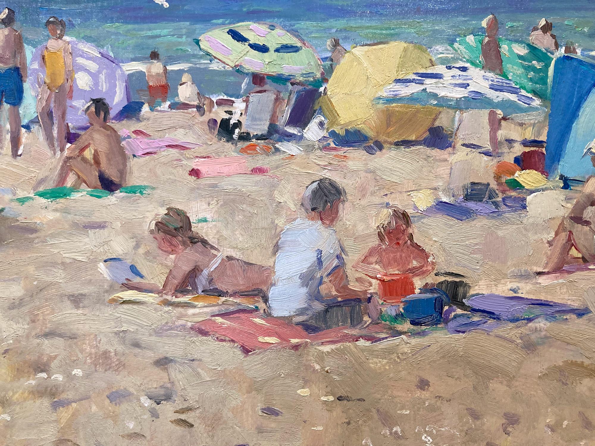 „Sommertag am Strand“ Ölgemälde-Szene mit Figuren, Schirmen und Booten (Schwarz), Figurative Painting, von Niek van der Plas