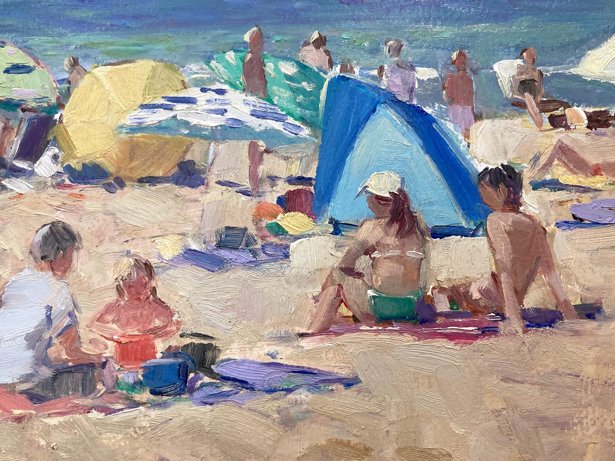Diese bezaubernde Strandszene an einem Sommertag ist ein bemerkenswertes Beispiel für Van der Plas' wahre Leidenschaft für Genrebilder im Freien. Eine herrlich reiche Strandszene aus dem 21. Jahrhundert, die Figuren und Sonnenschirme im Sand mit