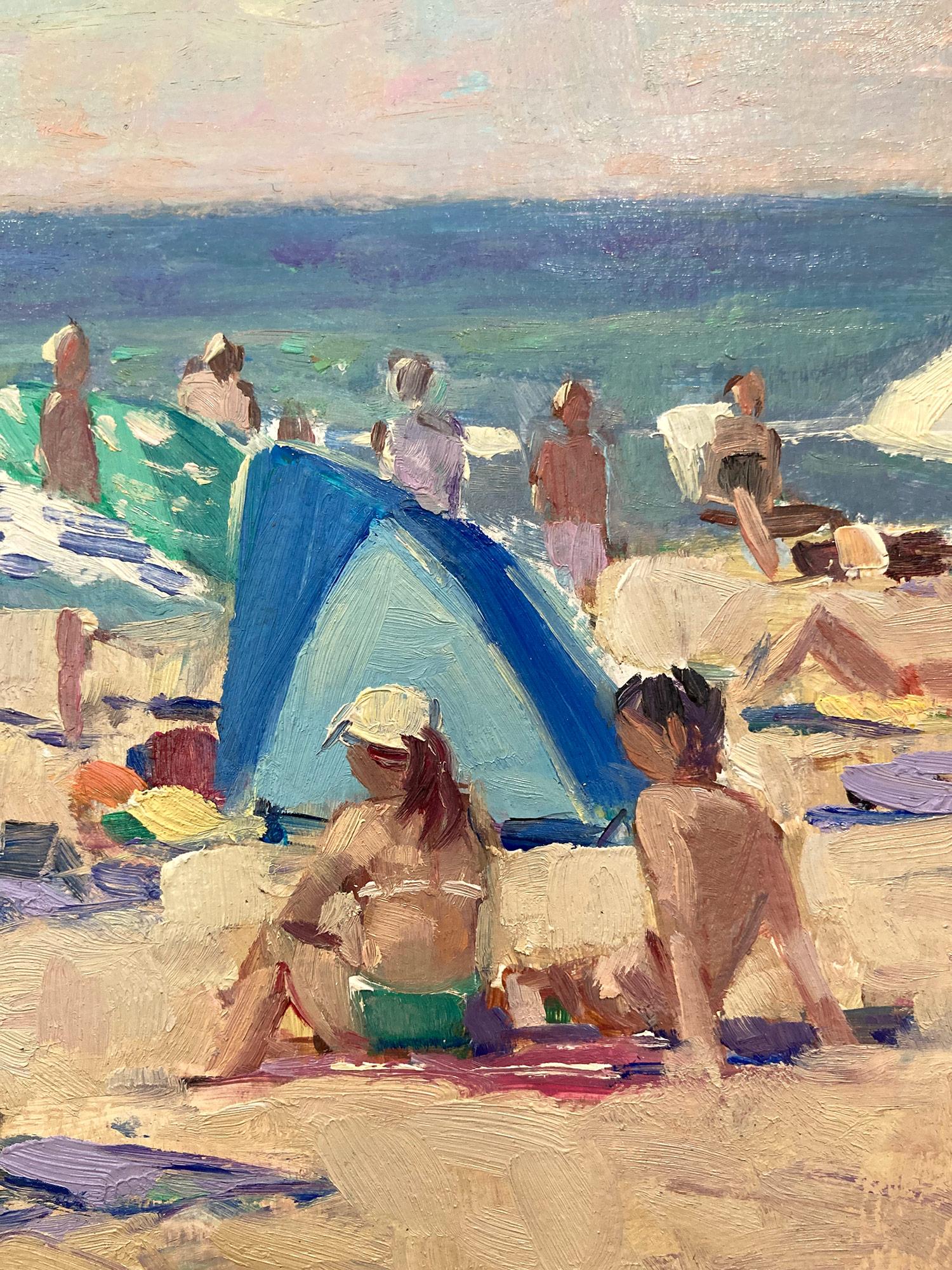 Peinture à l'huile « Journée d'été à la plage » avec des personnages, des parapluies et des bateaux en vente 2