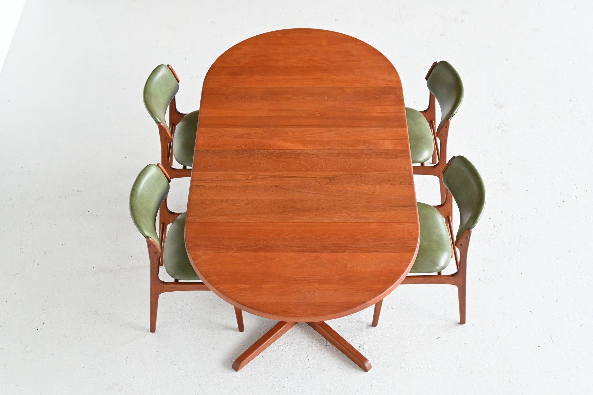 Very nicely crafted extendable dining table designed by A/S Niels Bach and manufactured by Randers Mobelfabrik, Denmark, 1960. This table is made of high quality teak wood and has a beautiful warm grain to the wood. Some very nice details are the