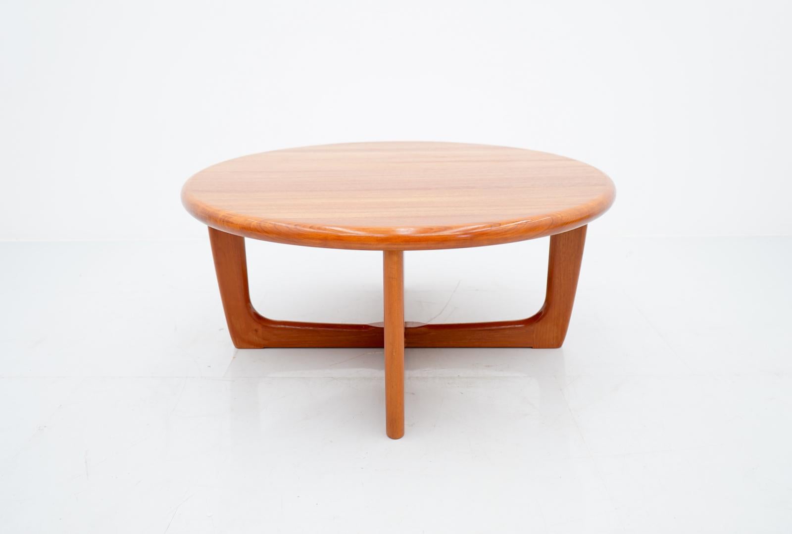 Round Niels Bach Coffee Table, Denmark 1970s. Solid teakwood. 
Very good condition.