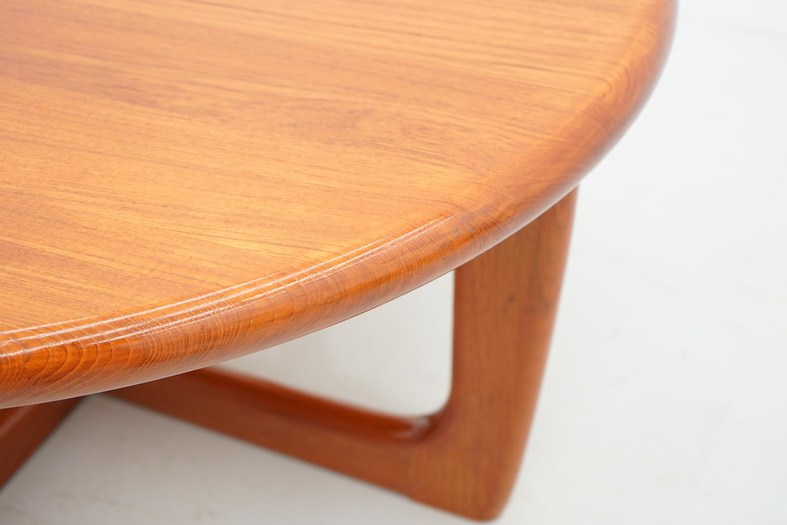 Niels Bach Round Teak Coffee Table Denmark 1970s In Good Condition In Frankfurt / Dreieich, DE