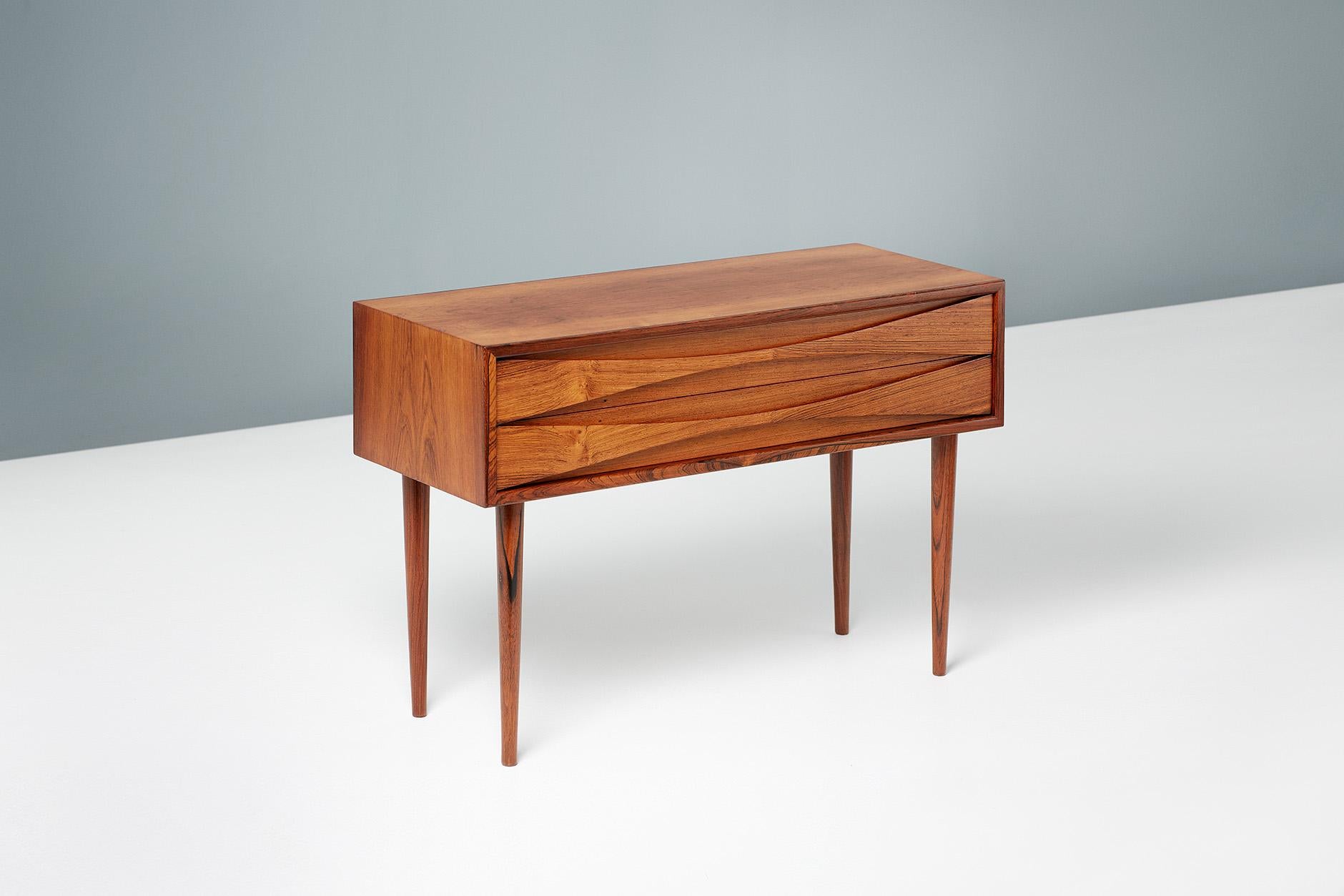 Niels Clausen

Rosewood bedside cabinet, circa 1960

Rosewood cabinet by Niels Clausen for NC Mobler, Odense, Denmark. Produced, circa 1960. Two drawers with scalloped pulls and solid tapered legs.
  