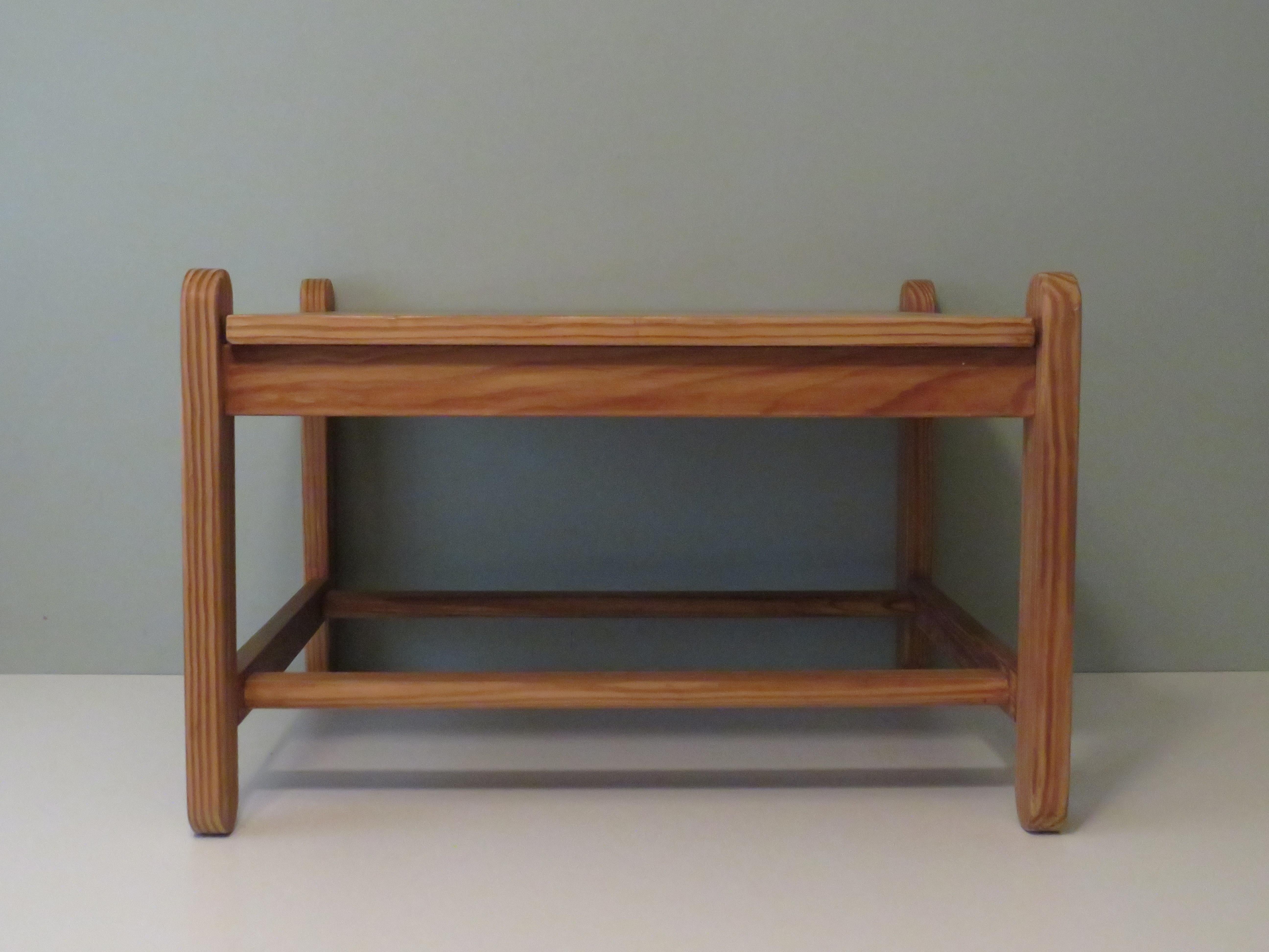 Table basse carrée en pin massif avec une menuiserie originale en laiton.
La table est dans un bel état vintage.
Mesures : H : 46 et hauteur du plateau 42 cm
L x l : 69 x 69 cm.
La table porte l'étiquette Eilersen a/s et l'étiquette de contrôle