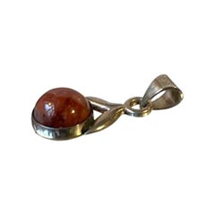 Niels Erik From Modernist Petit pendentif en argent avec ambre, années 1970