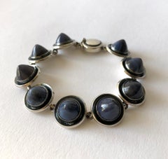 Niels Erik From, braccialetto danese modernista in argento con bande di agata blu, è un braccialetto che non ha nulla da invidiare a quelli di altri paesi.