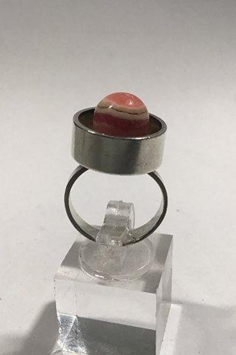 Niels Erik From è un anello moderno in argento sterling.

Misura dell'anello 53 (US 6½) Peso 8,2 gr/0,29 oz.