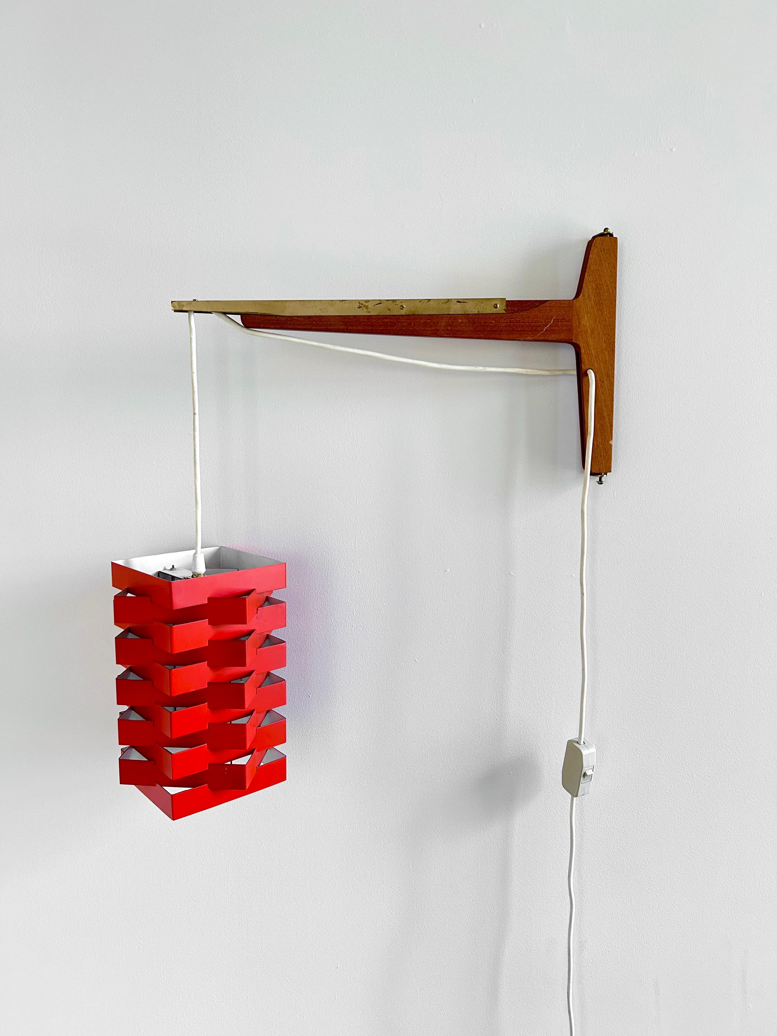 Metà XX secolo I.C.A. Jensen e Hans Jensen, Lampada a parete a sospensione geometrica rossa, Danimarca anni '60 in vendita