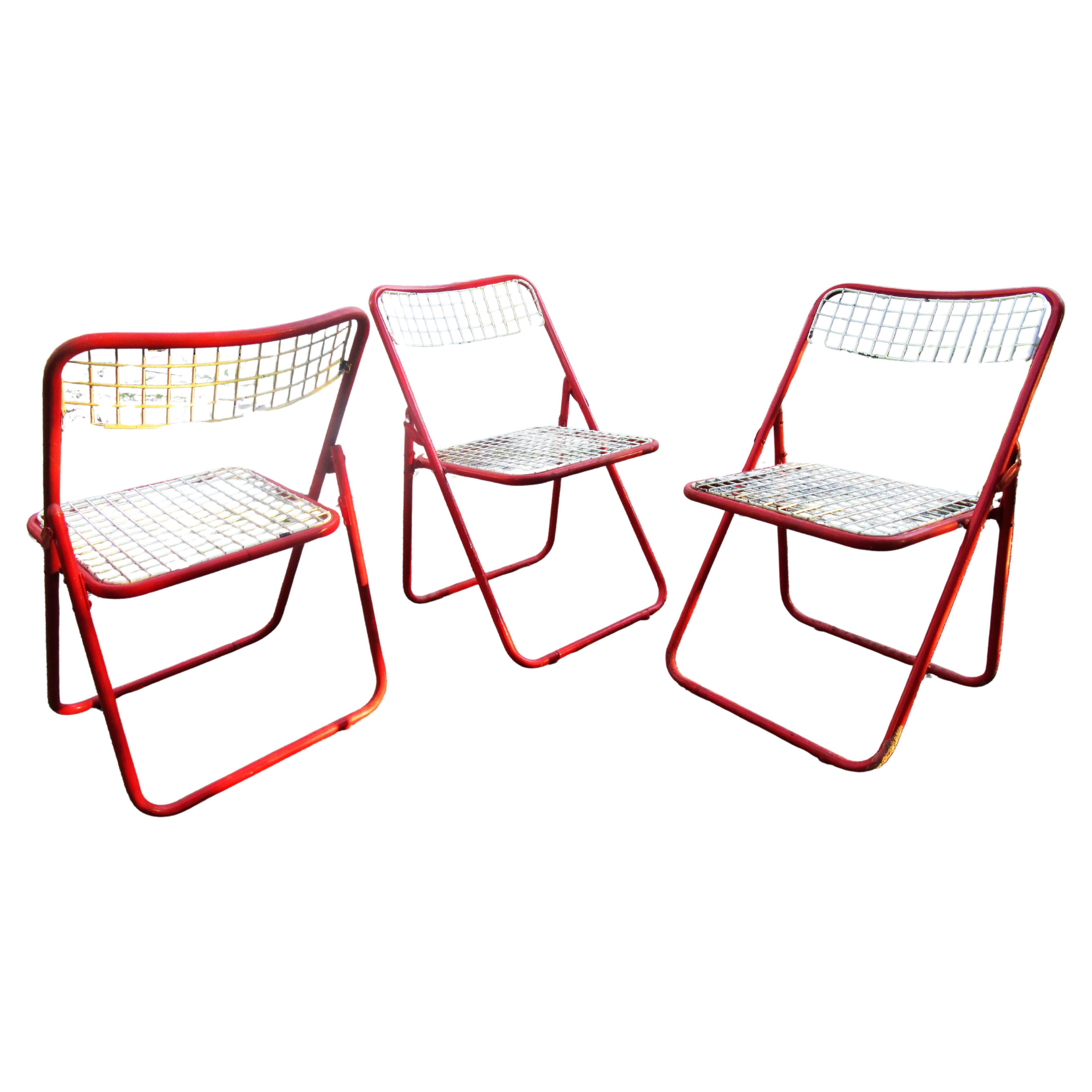 Satz von drei Vintage Tet Net Klappstühlen aus original rot emailliertem, lackiertem Metallrohr und weichem, cremeweißem, gummibeschichtetem Metall, entworfen von Niels Gammelgaard für Ikea Schweden, um 1970. Sehen Sie sich alle Bilder an und lesen