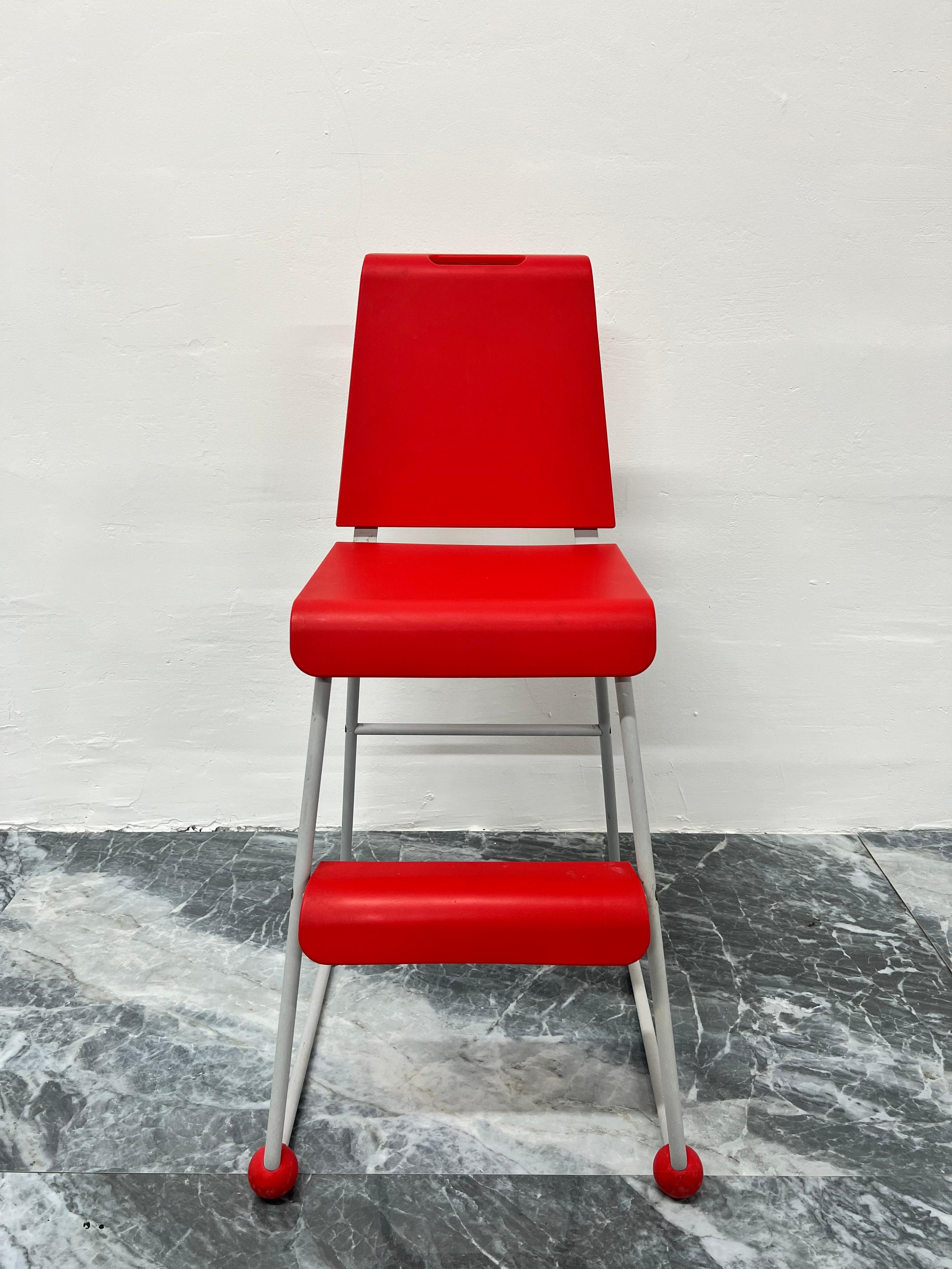Postmoderner Kinderstuhl oder -hocker im Memphis-Stil mit rotem Kunststoffsitz und Fußstütze auf grauem pulverbeschichtetem Stahlrahmen, entworfen von Niels Gammelgaard für Ikea, um 1990.