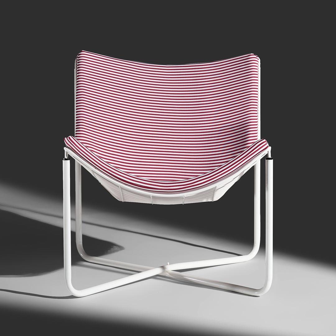 Dieser klassische Loungesessel oder Sessel wurde von Niels Gammelgaard für Ikea entworfen und 1983 hergestellt. Das Gestell ist aus weiß lackiertem Metall und wird mit unüblichen Sitz- und Rückenkissen aus Stoff geliefert. Der Stuhl befindet sich in